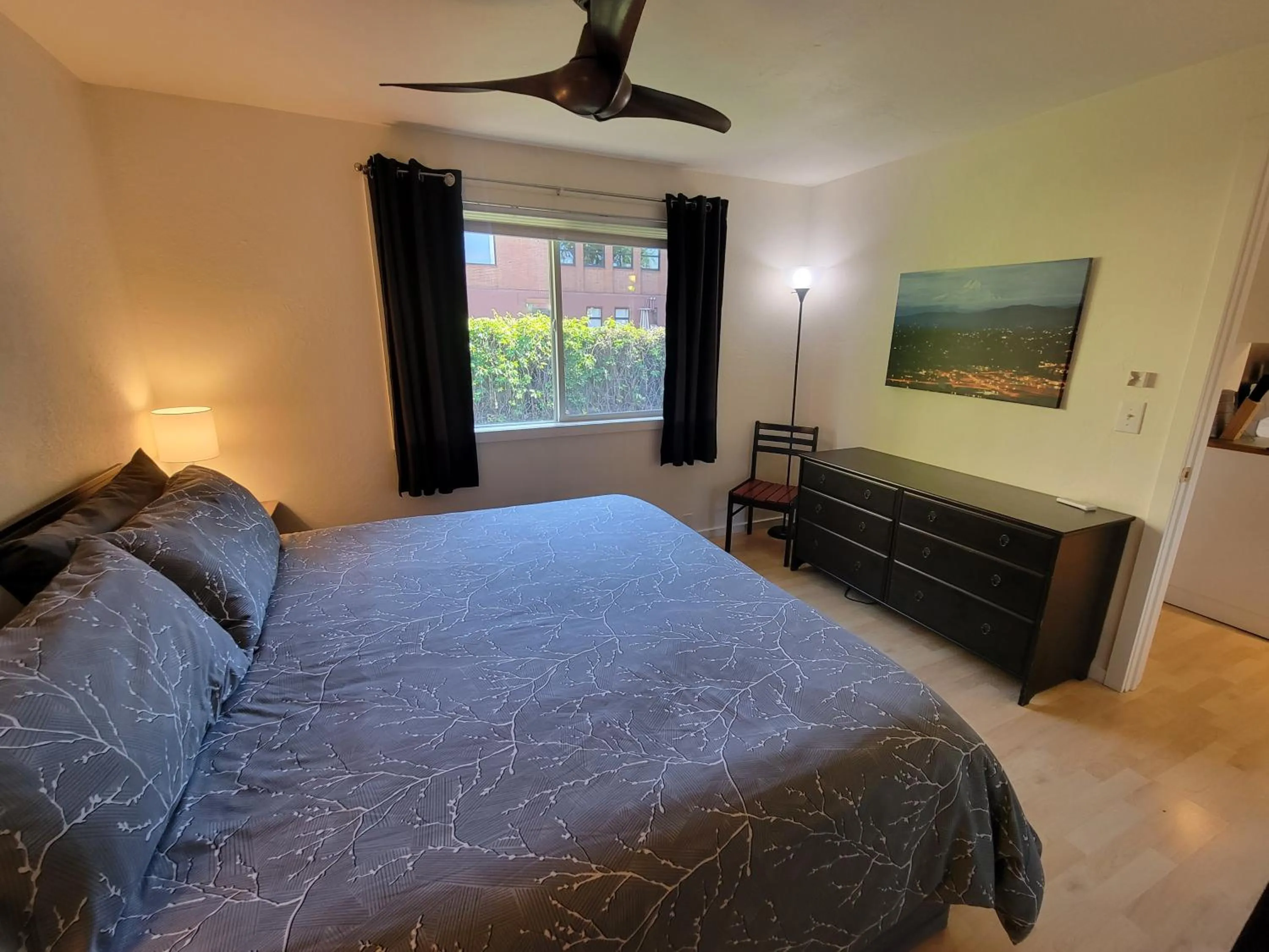 Bed in Hood River Suites Extended Stay Apartment Hotel