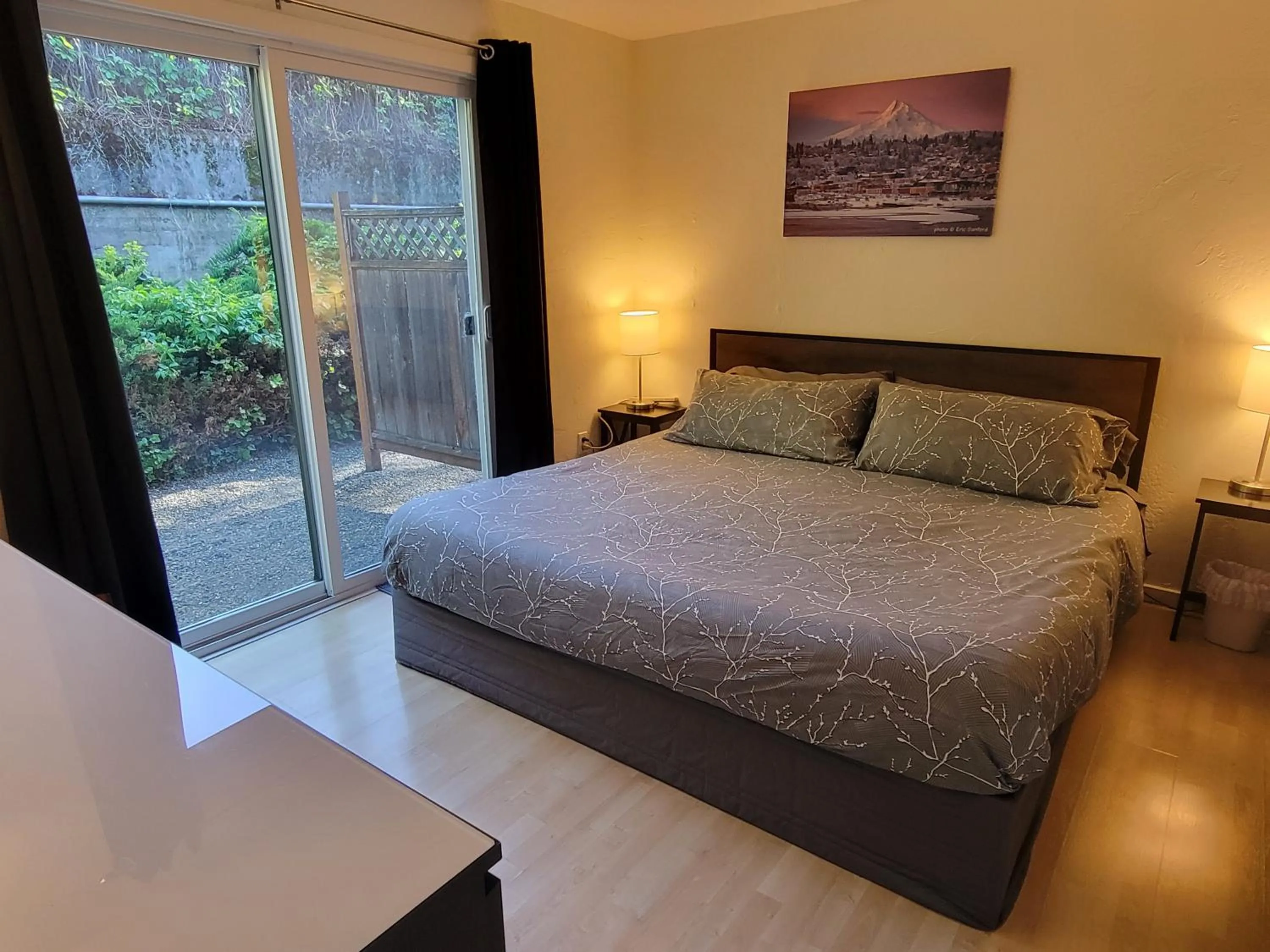 Bed in Hood River Suites Extended Stay Apartment Hotel