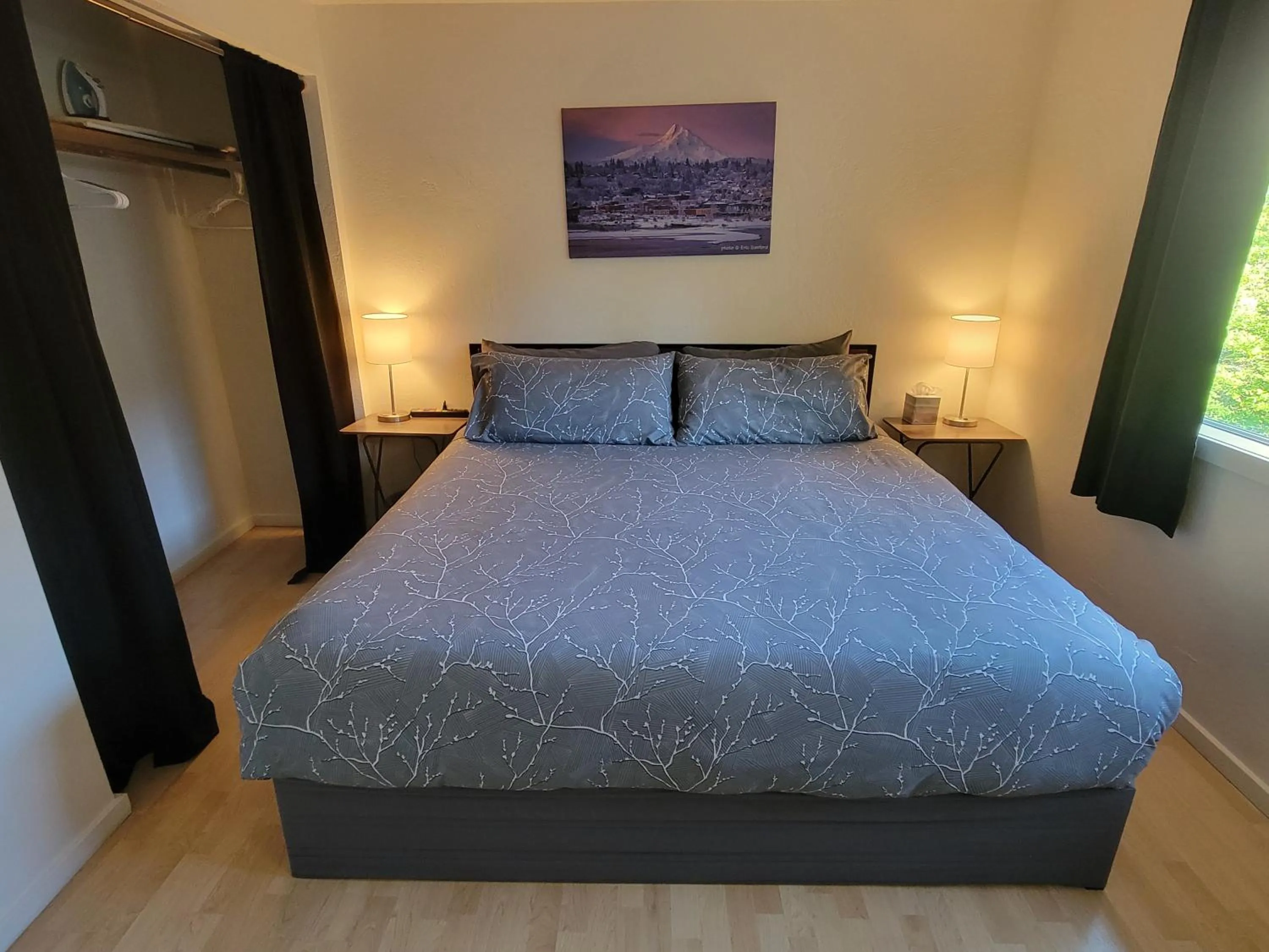 Bed in Hood River Suites Extended Stay Apartment Hotel