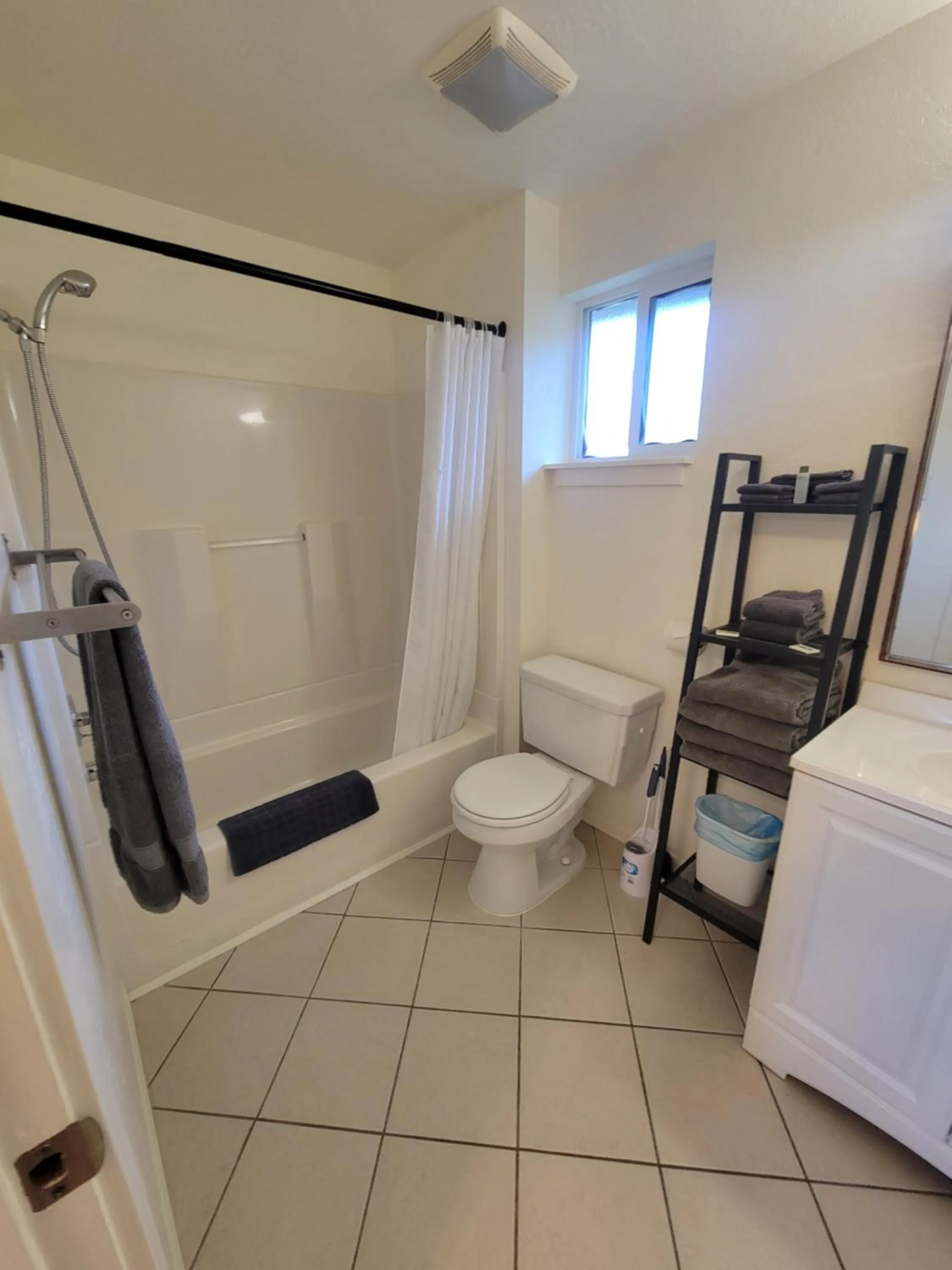 Bed in Hood River Suites Extended Stay Apartment Hotel