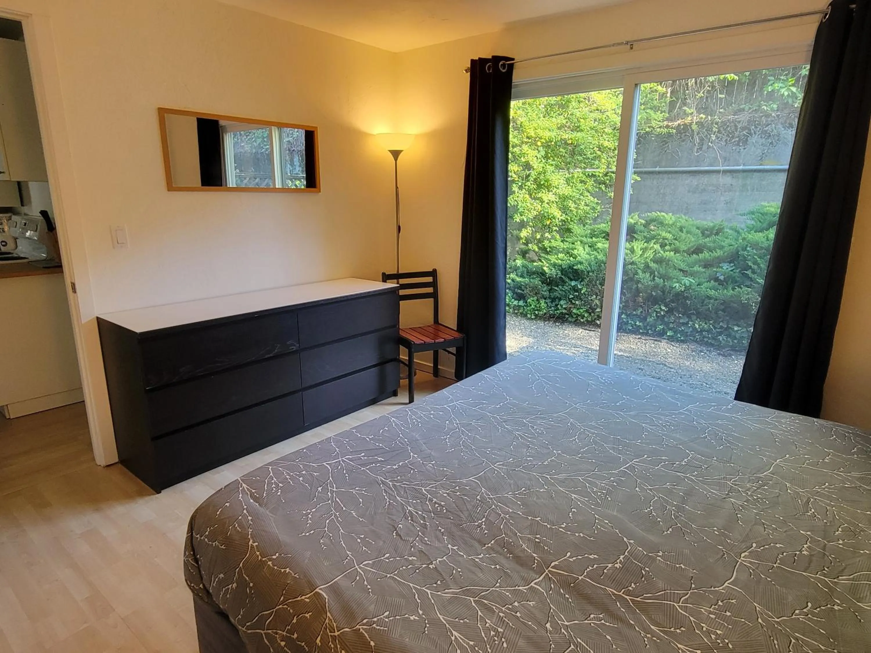 Bed in Hood River Suites Extended Stay Apartment Hotel