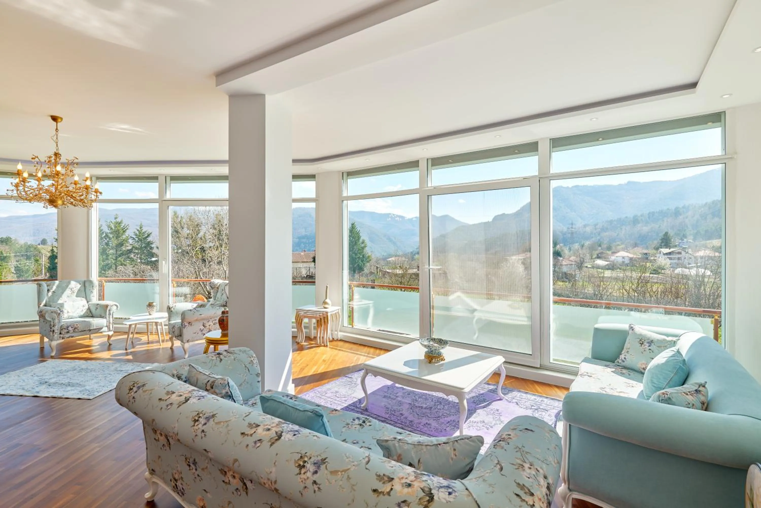 Communal lounge/ TV room in Beyaz Köşk Geyve