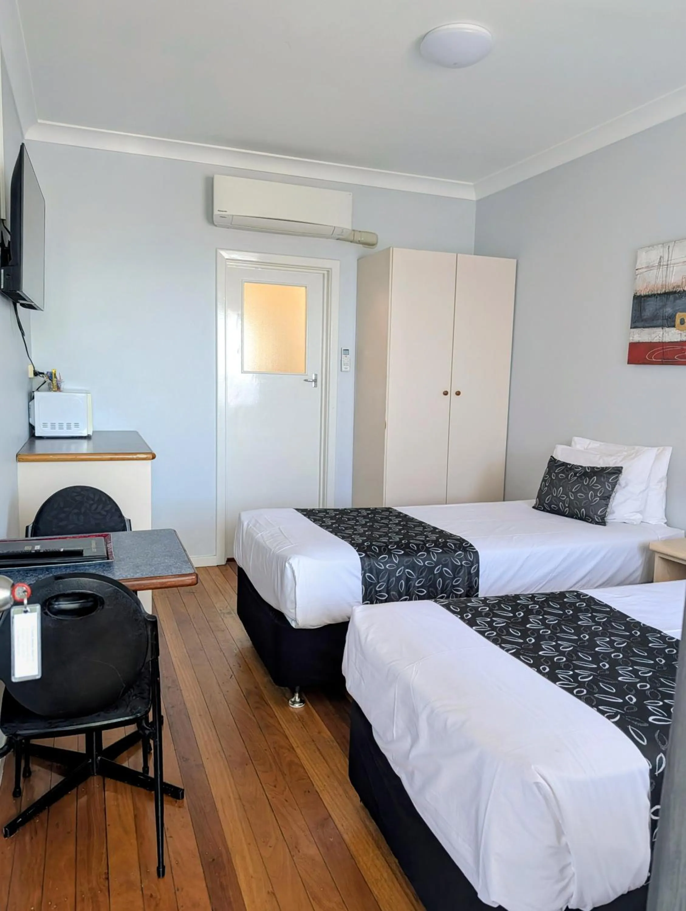 wardrobe, Bed in Ocean Drive Motel