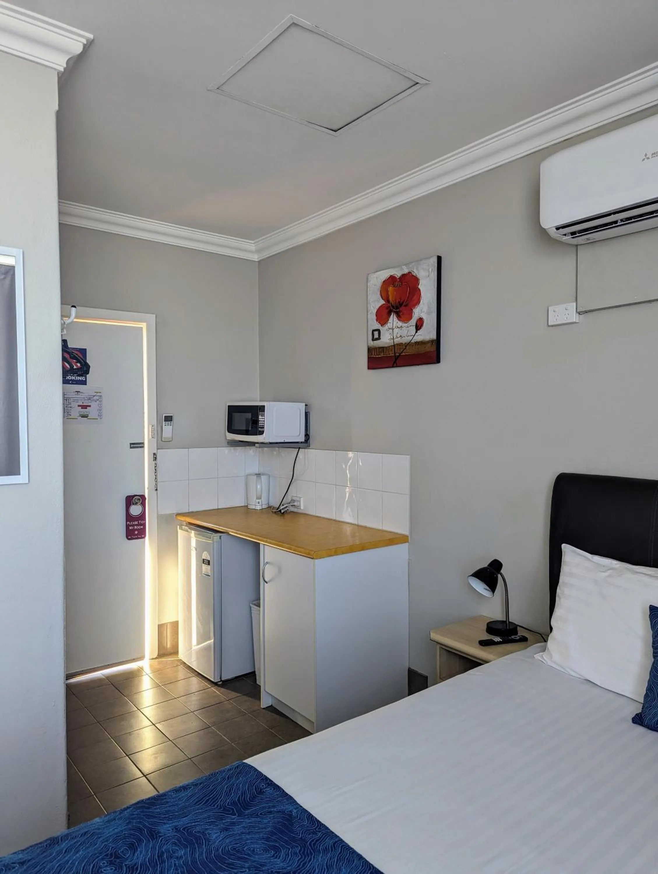 microwave, Bed in Ocean Drive Motel