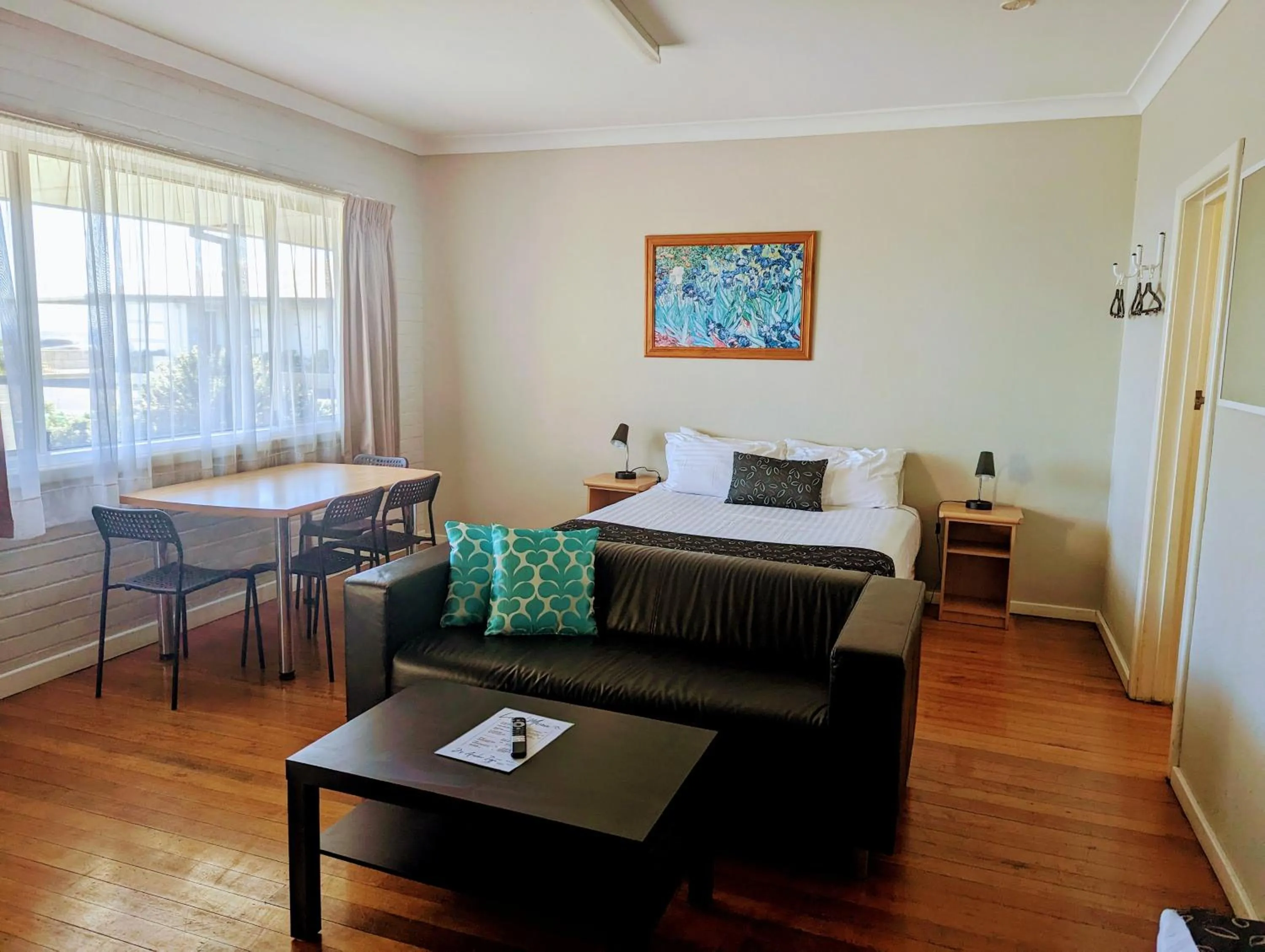 Photo of the whole room, Bed in Ocean Drive Motel