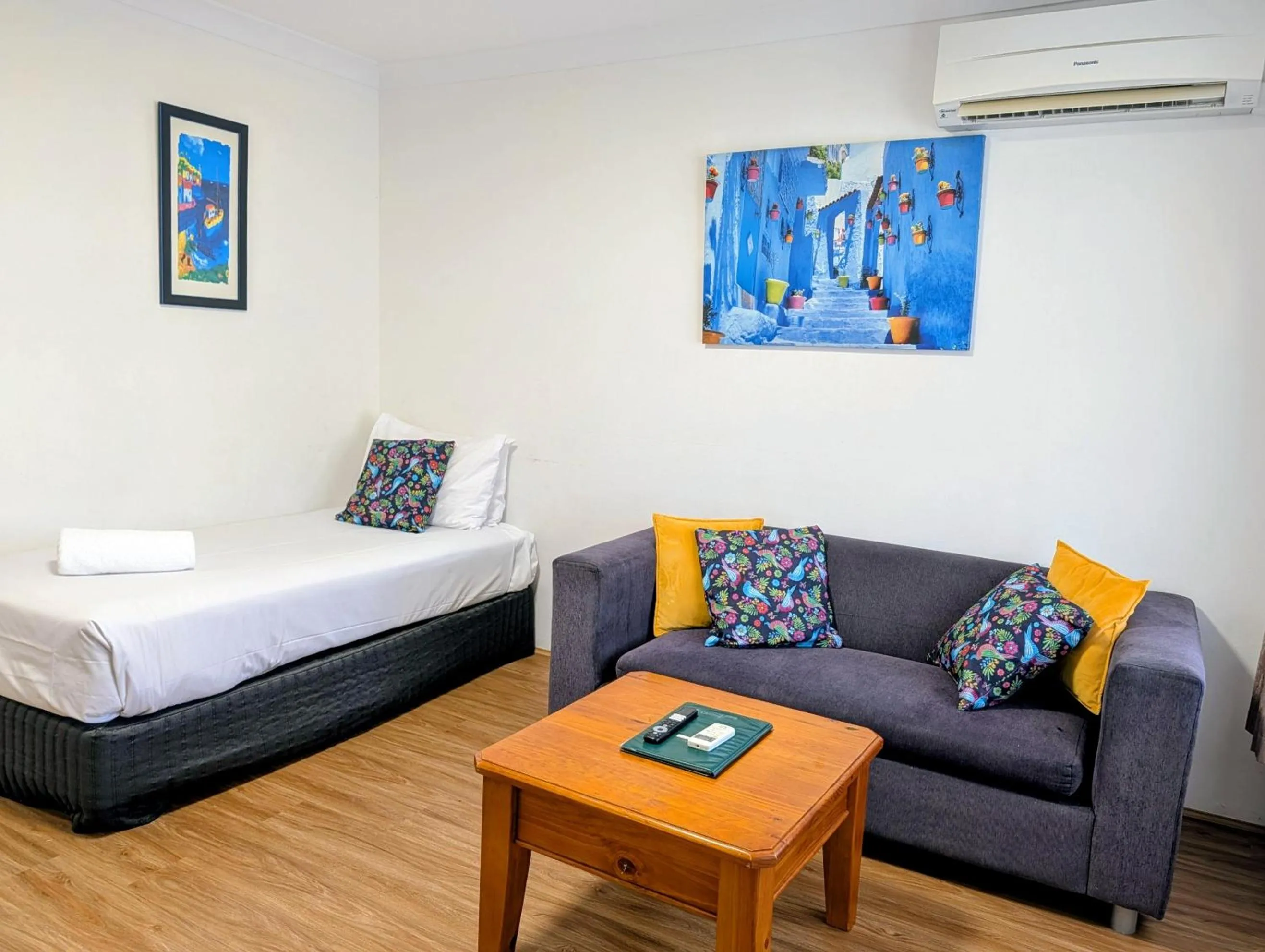 Living room, Bed in Ocean Drive Motel