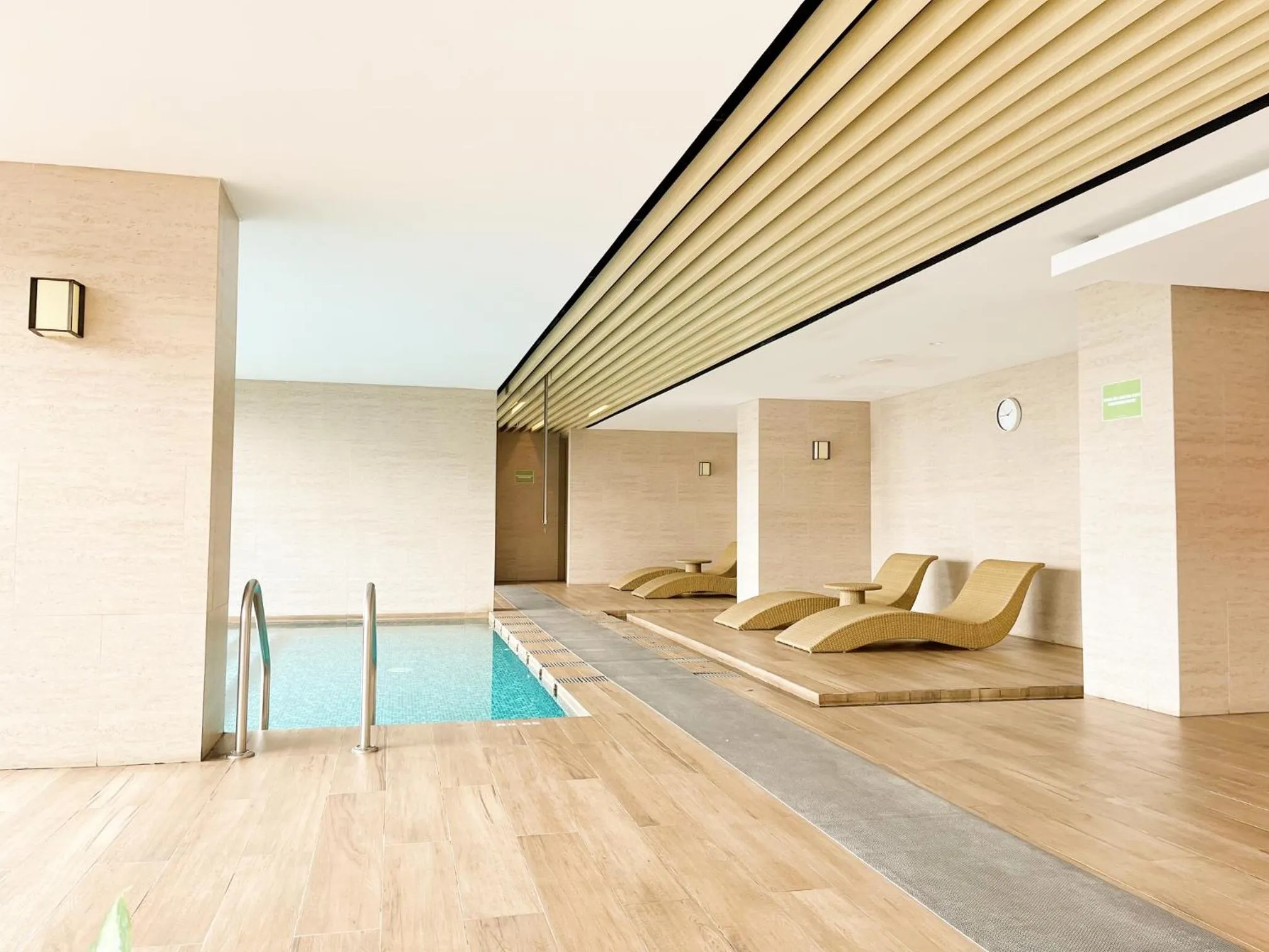 Swimming pool in Gold Coast Sea View Apartments by Rentrooms