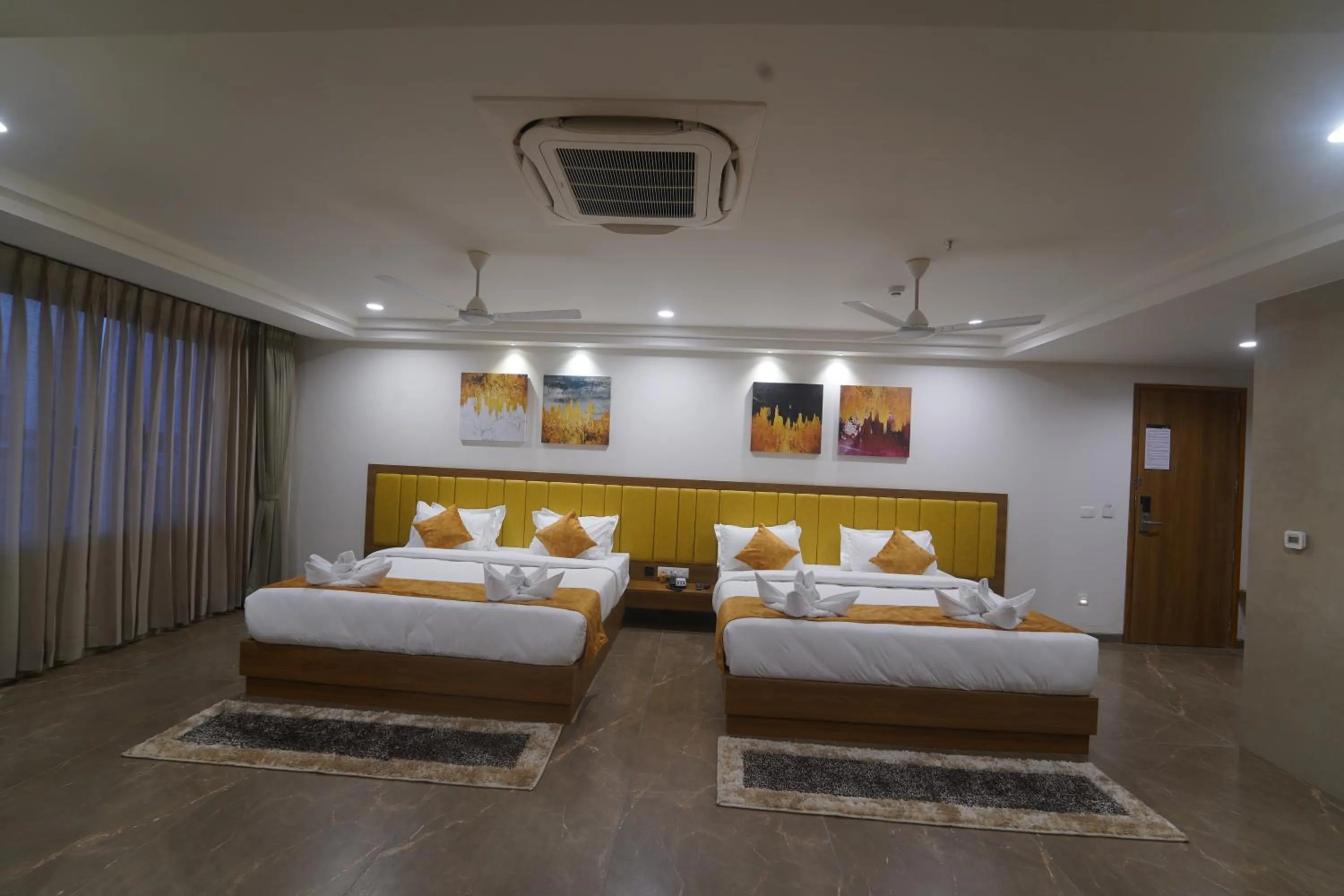 Bed in HOTEL STATURE INN