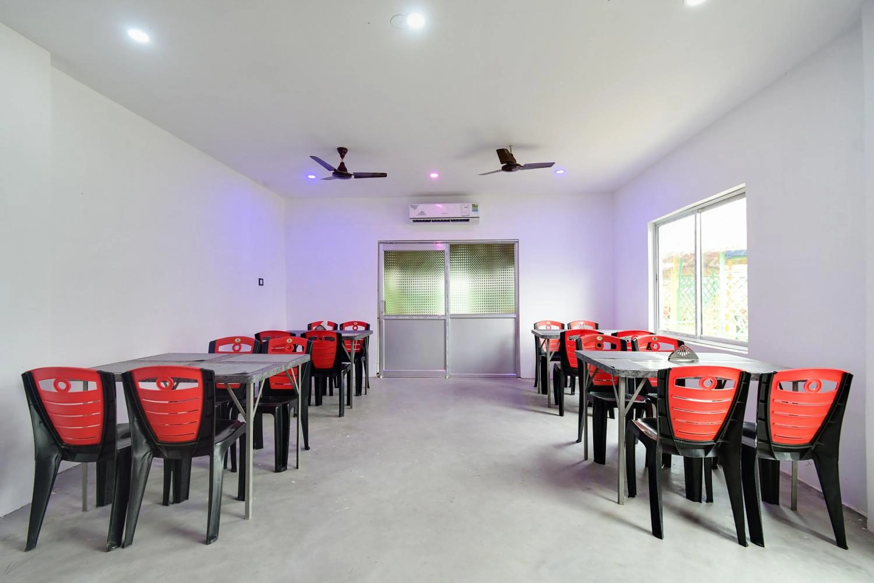 Restaurant/places to eat in Hotel O Mango Leaf Hotel & Restaurant