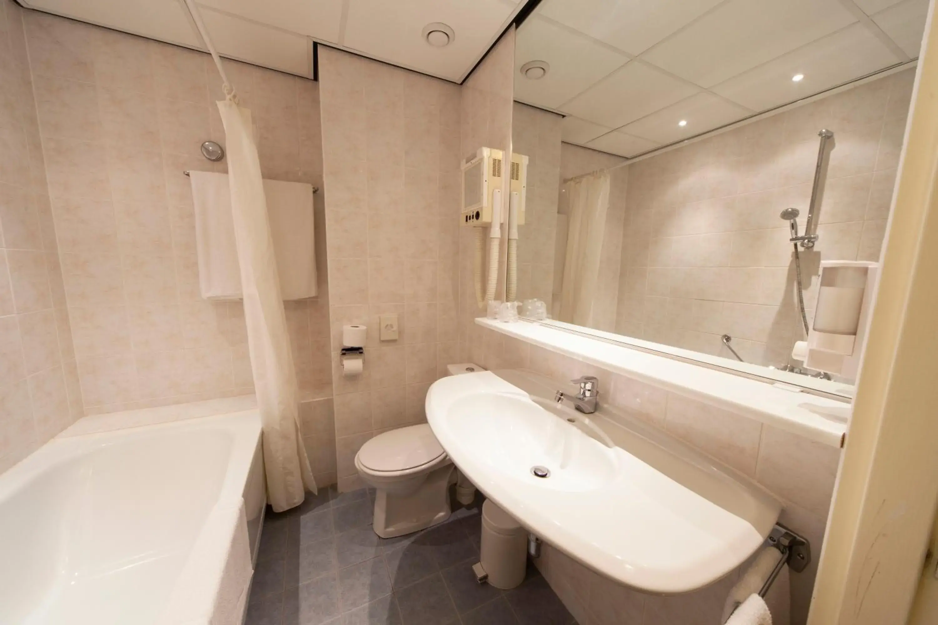 Standard Double Room with Balcony or Terrace in Fletcher Hotel Restaurant Sallandse Heuvelrug Standard Double Room with Balcony or Terrace in Fletcher Hotel Restaurant Sallandse Heuvelrug