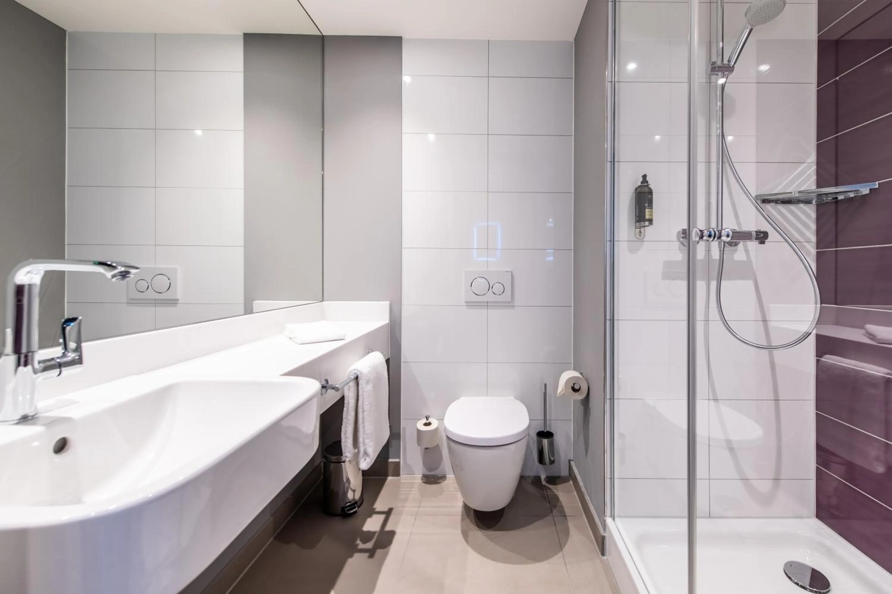 Shower in Premier Inn Leipzig City Oper