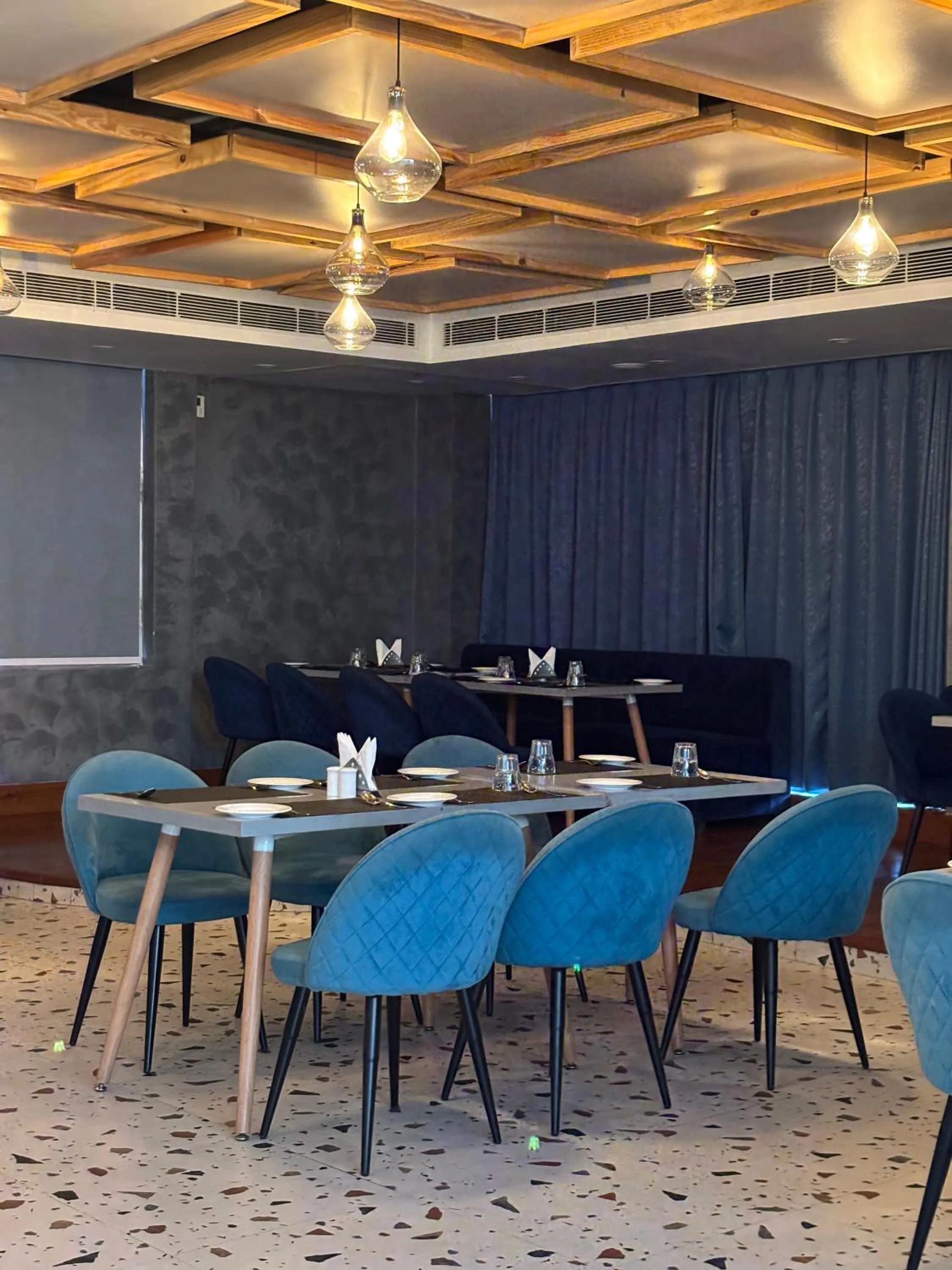 Restaurant/places to eat in Dolphin Club And Resort