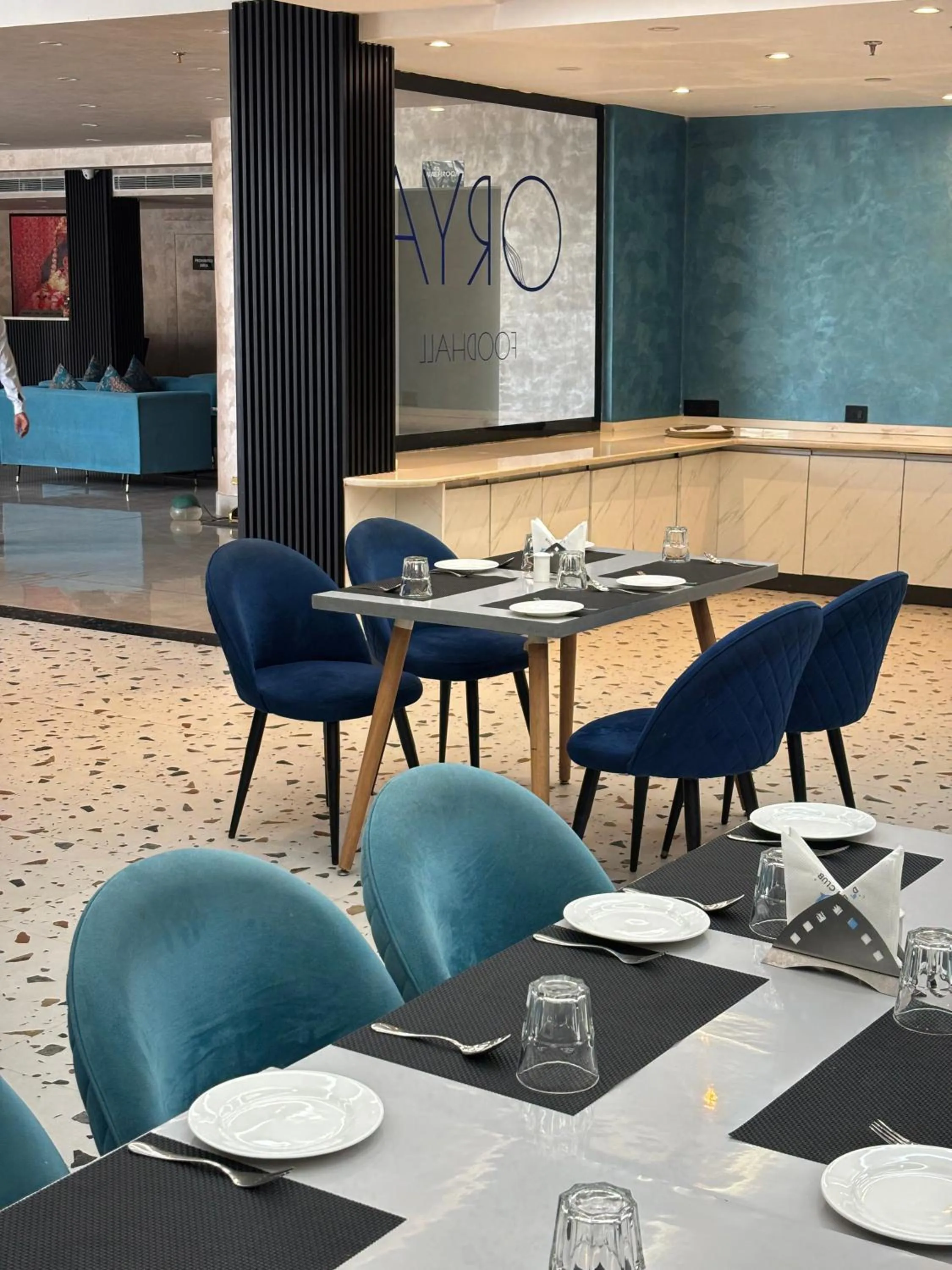 Restaurant/places to eat in Dolphin Club And Resort