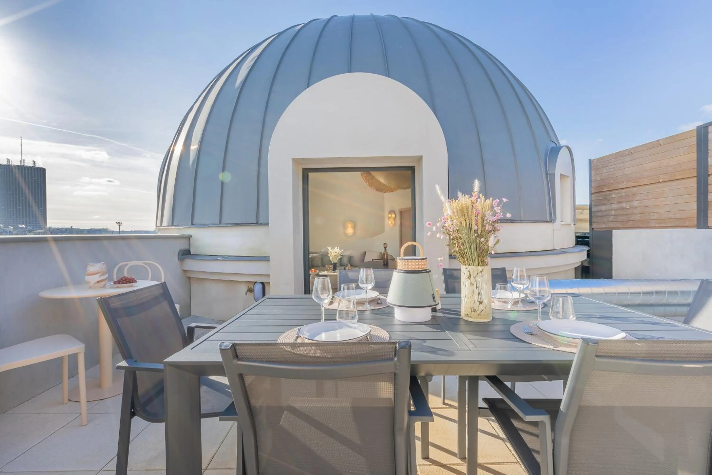 Patio in Yuna Porte-Maillot - ApartHotel