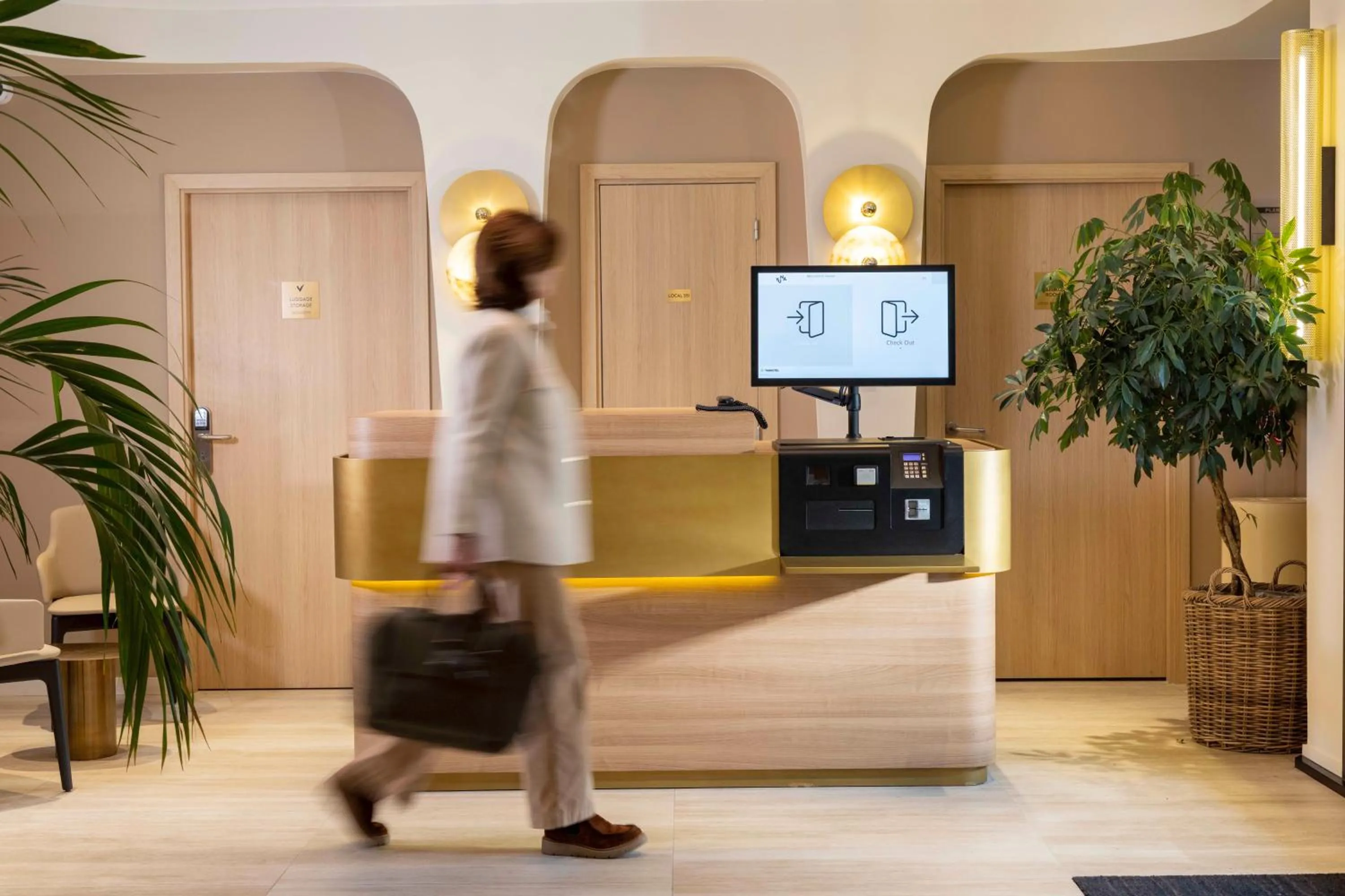 Lobby or reception in Yuna Porte-Maillot - ApartHotel
