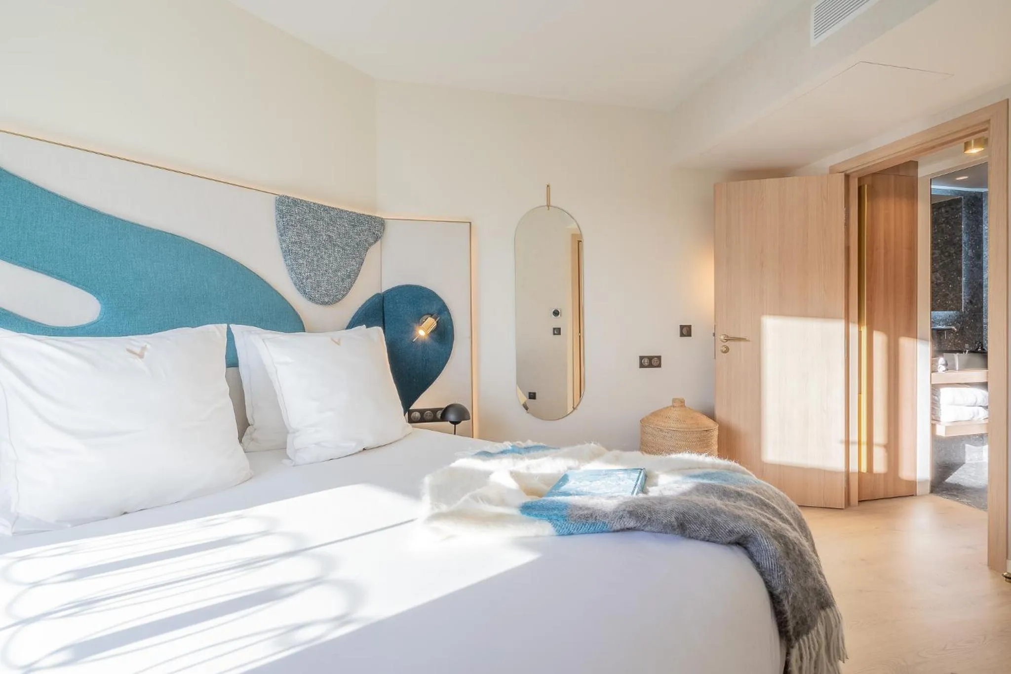 Bedroom, Bed in Yuna Porte-Maillot - ApartHotel