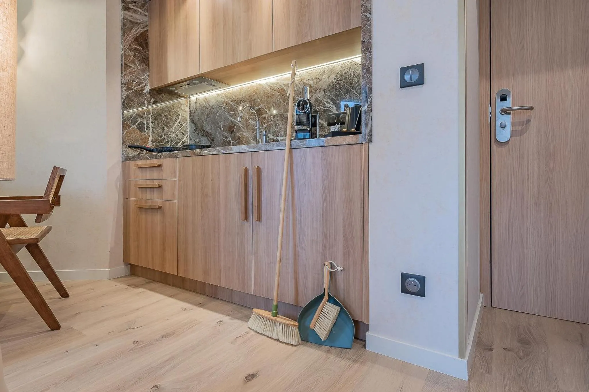 stove in Yuna Porte-Maillot - ApartHotel