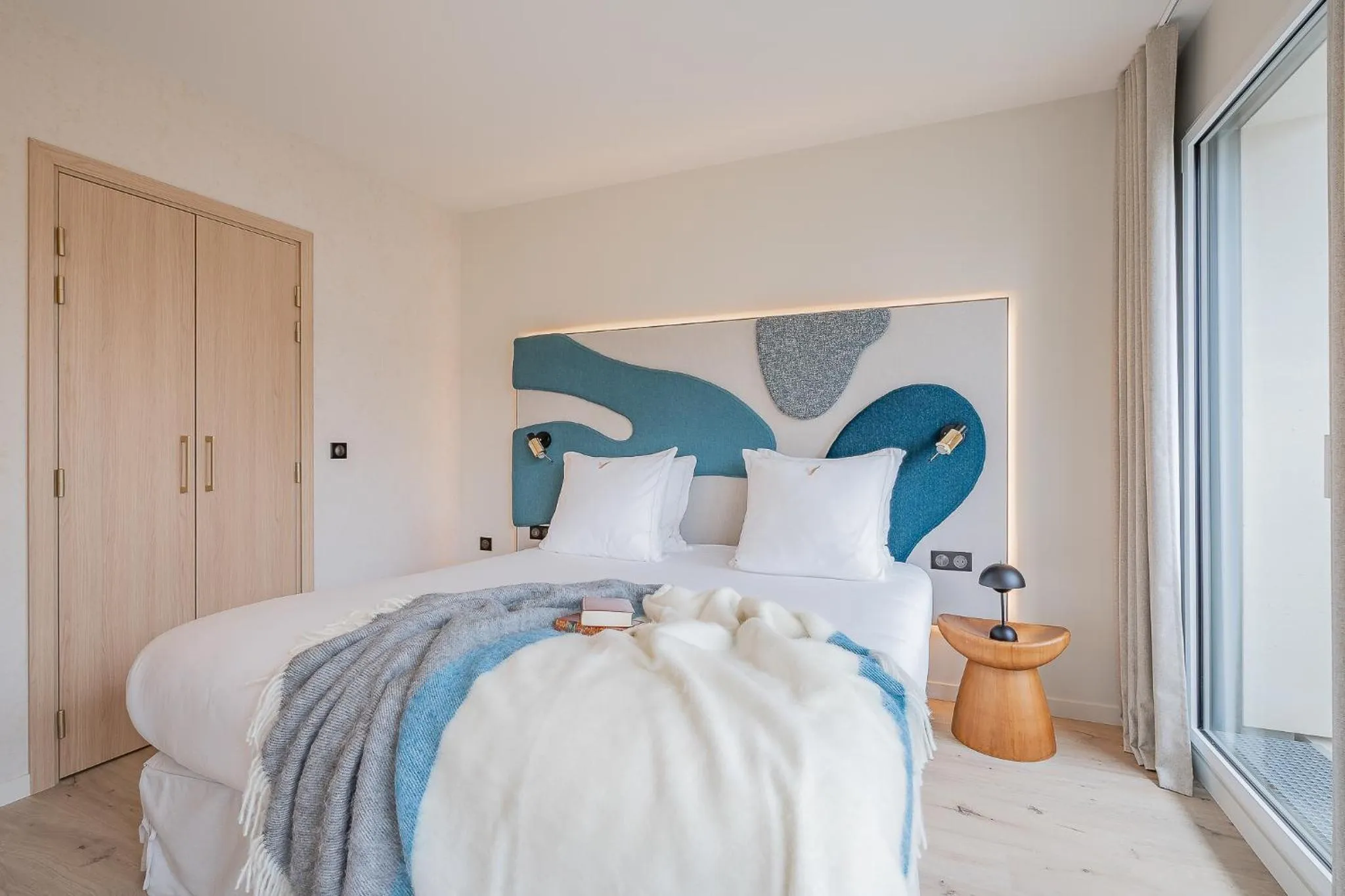 Bedroom, Bed in Yuna Porte-Maillot - ApartHotel