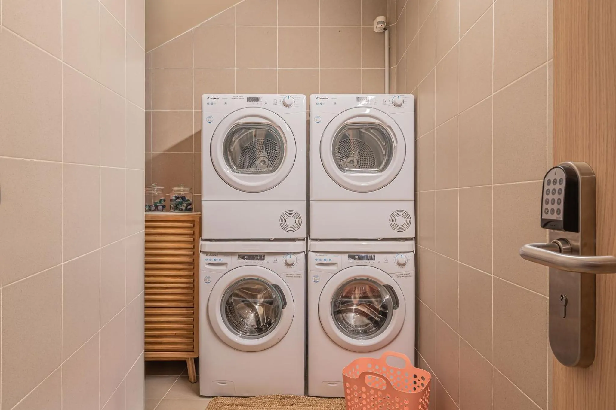 washing machine in Yuna Porte-Maillot - ApartHotel