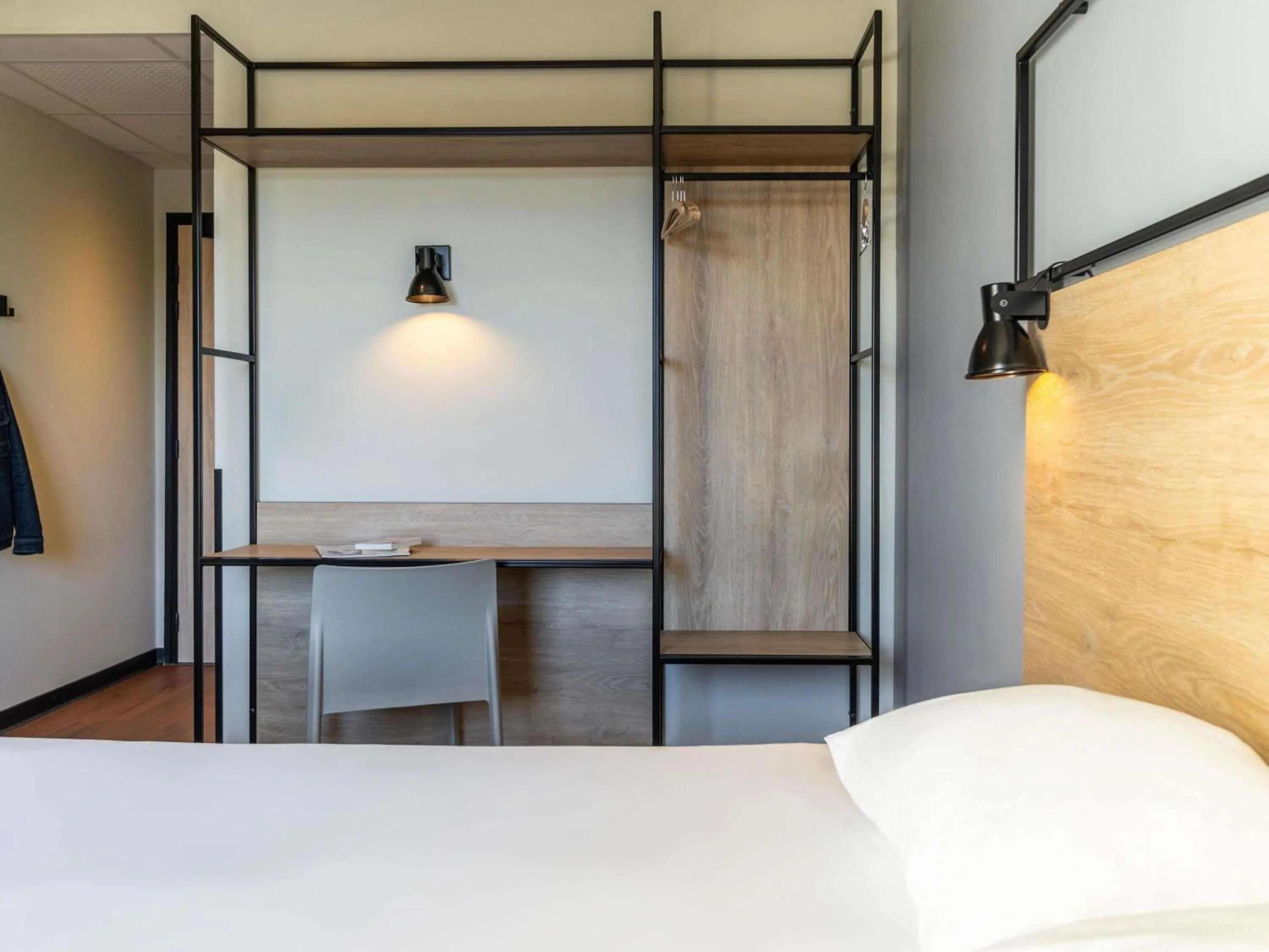 Bedroom, Bed in Ibis Marseille Marignane Technopole