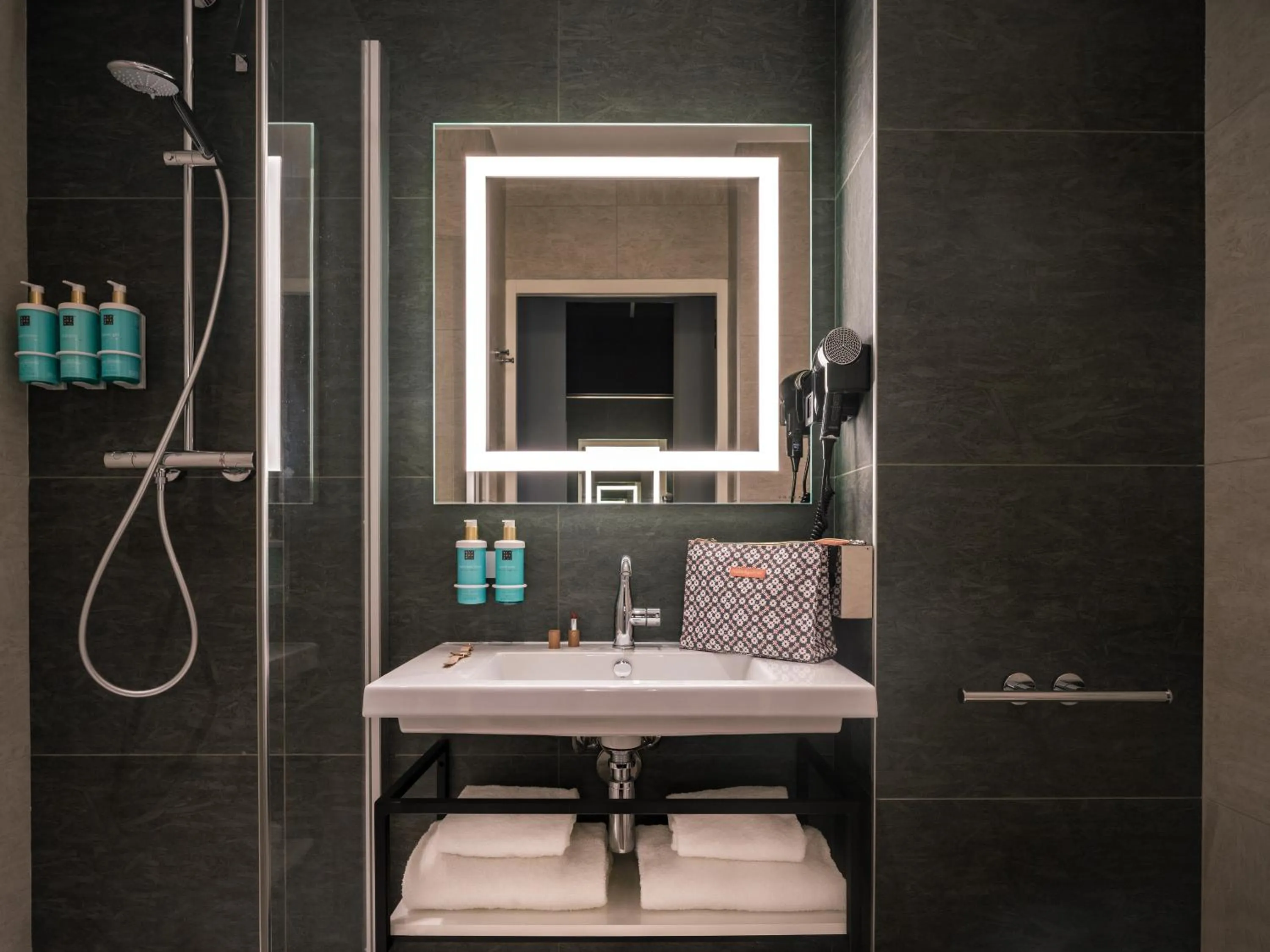 Toilet in Novotel Paris Val de Fontenay