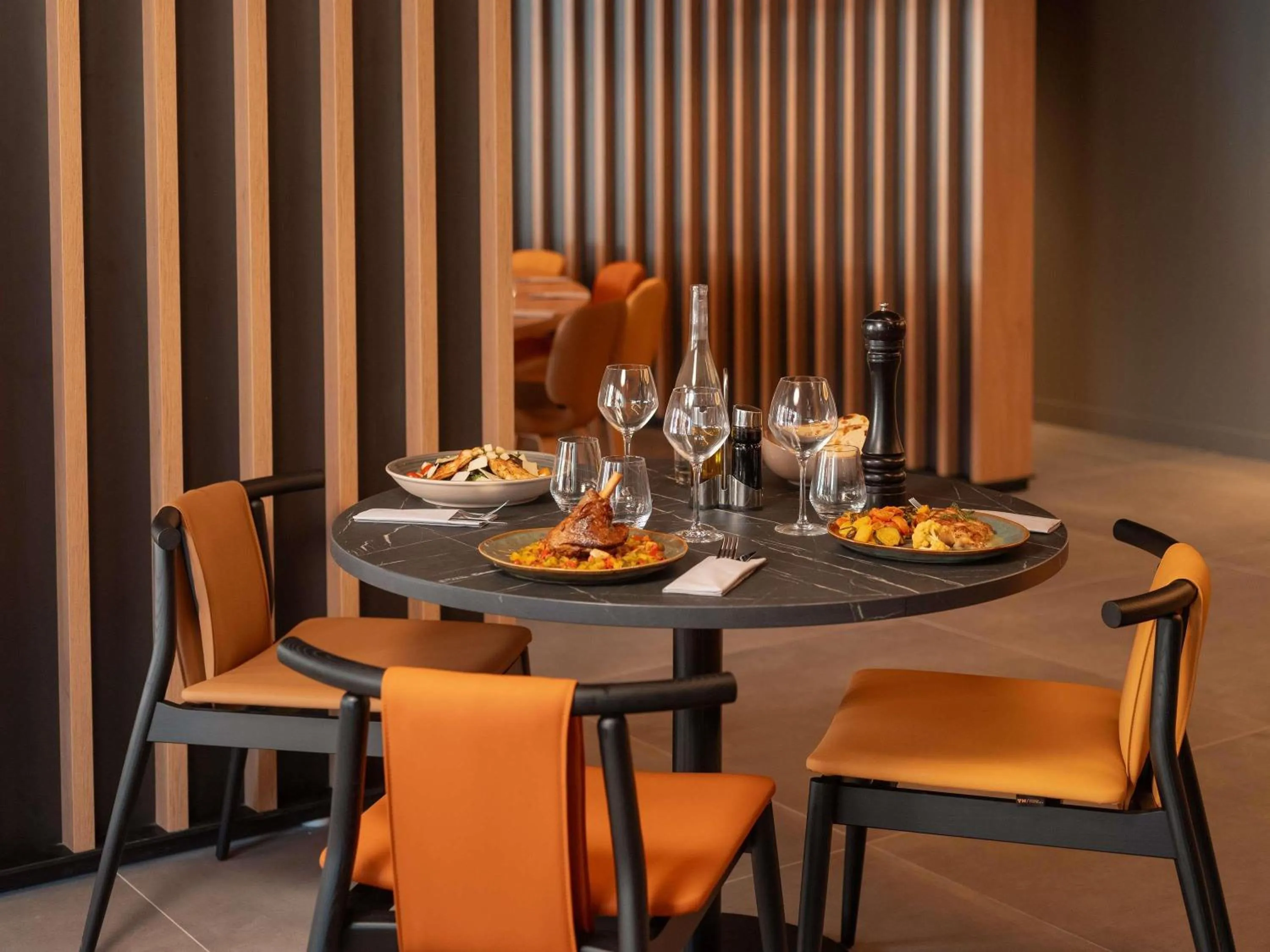Restaurant/places to eat in Novotel Paris Val de Fontenay