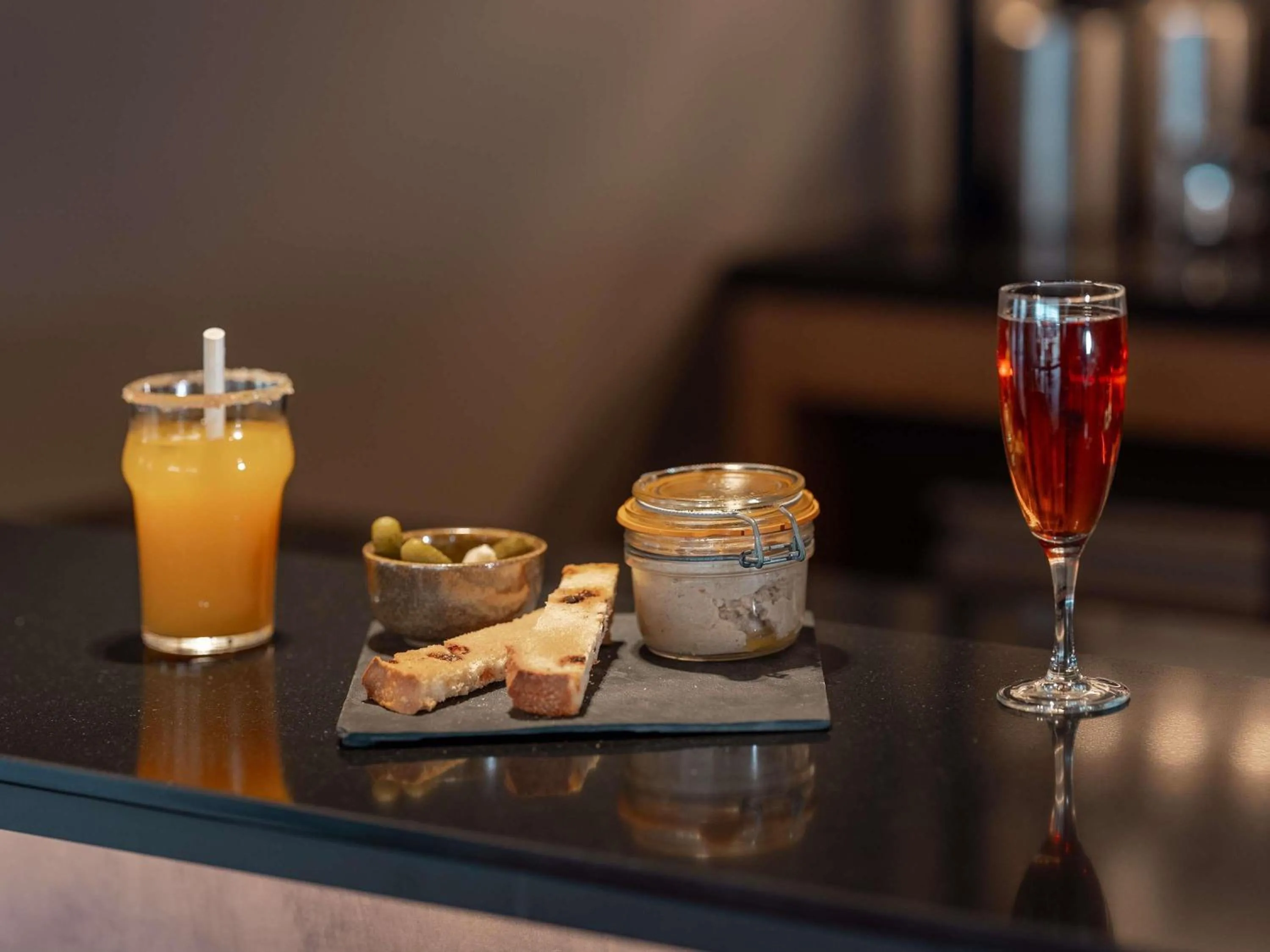 Restaurant/places to eat in Novotel Paris Val de Fontenay