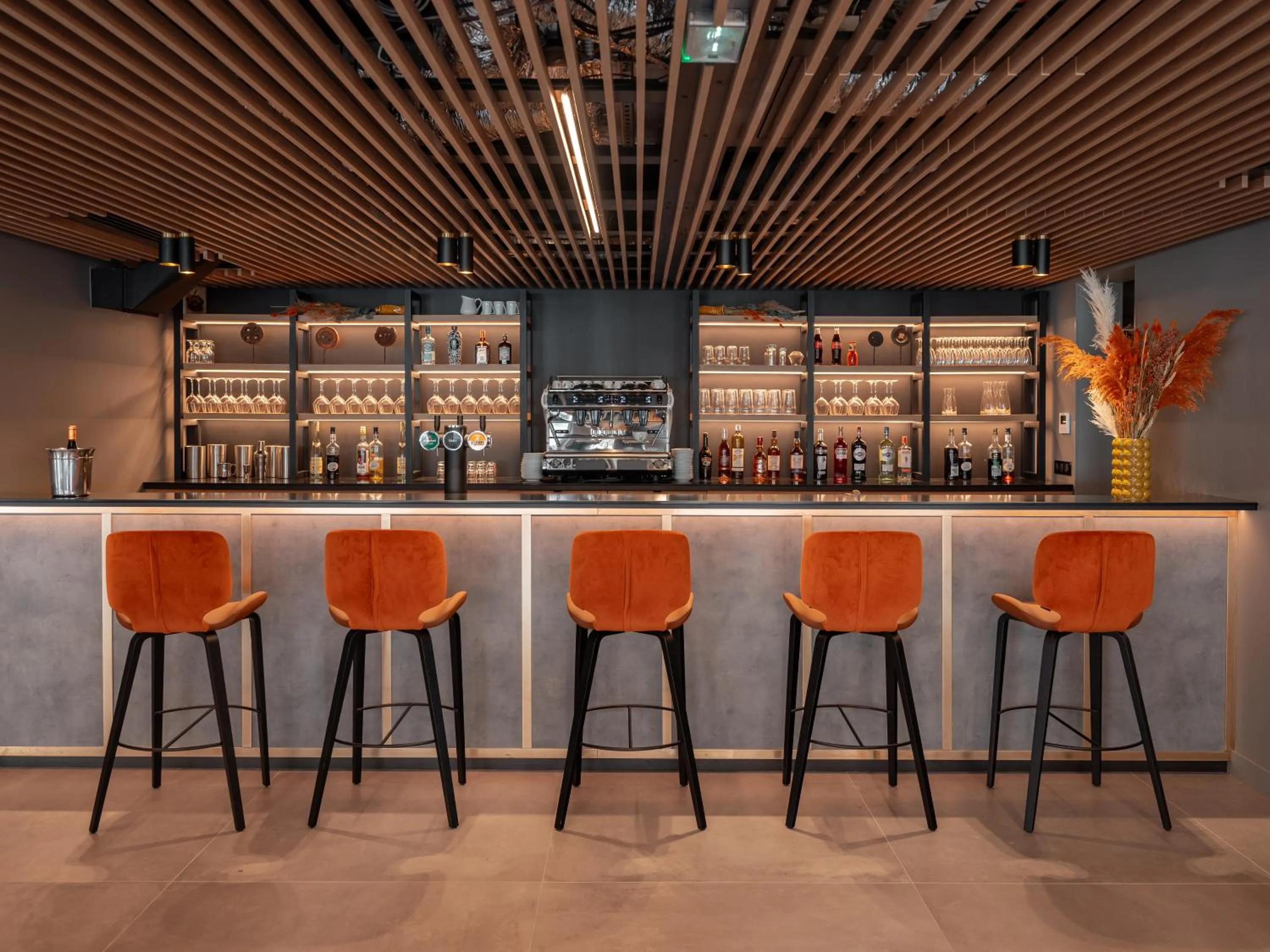 Lounge or bar in Novotel Paris Val de Fontenay