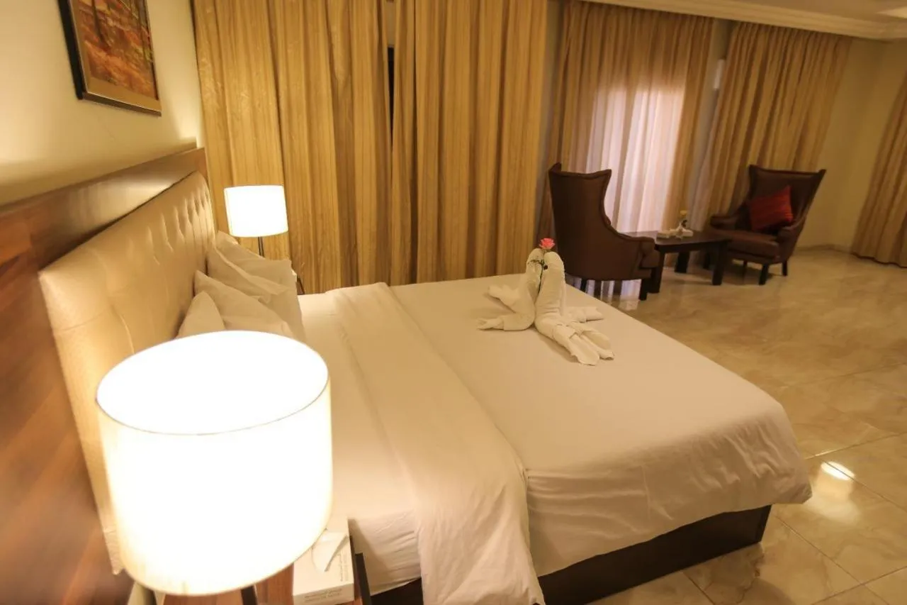 Bed in LANCASTER HOTEL APARTMENTS DAHIET ALRASHEED