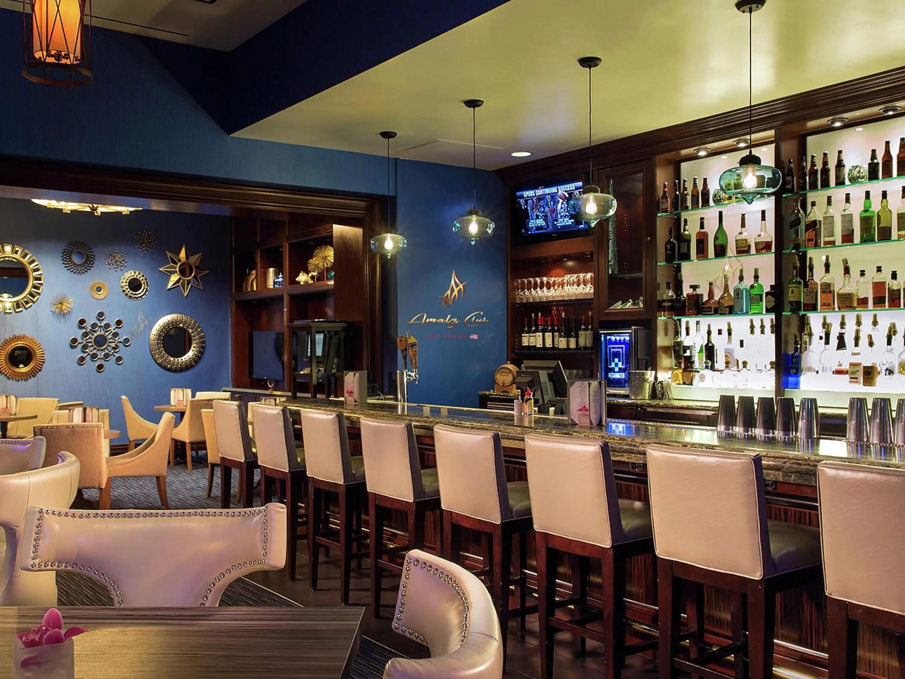 Lounge or bar in Amalz Suites Collection at MGM Signature !