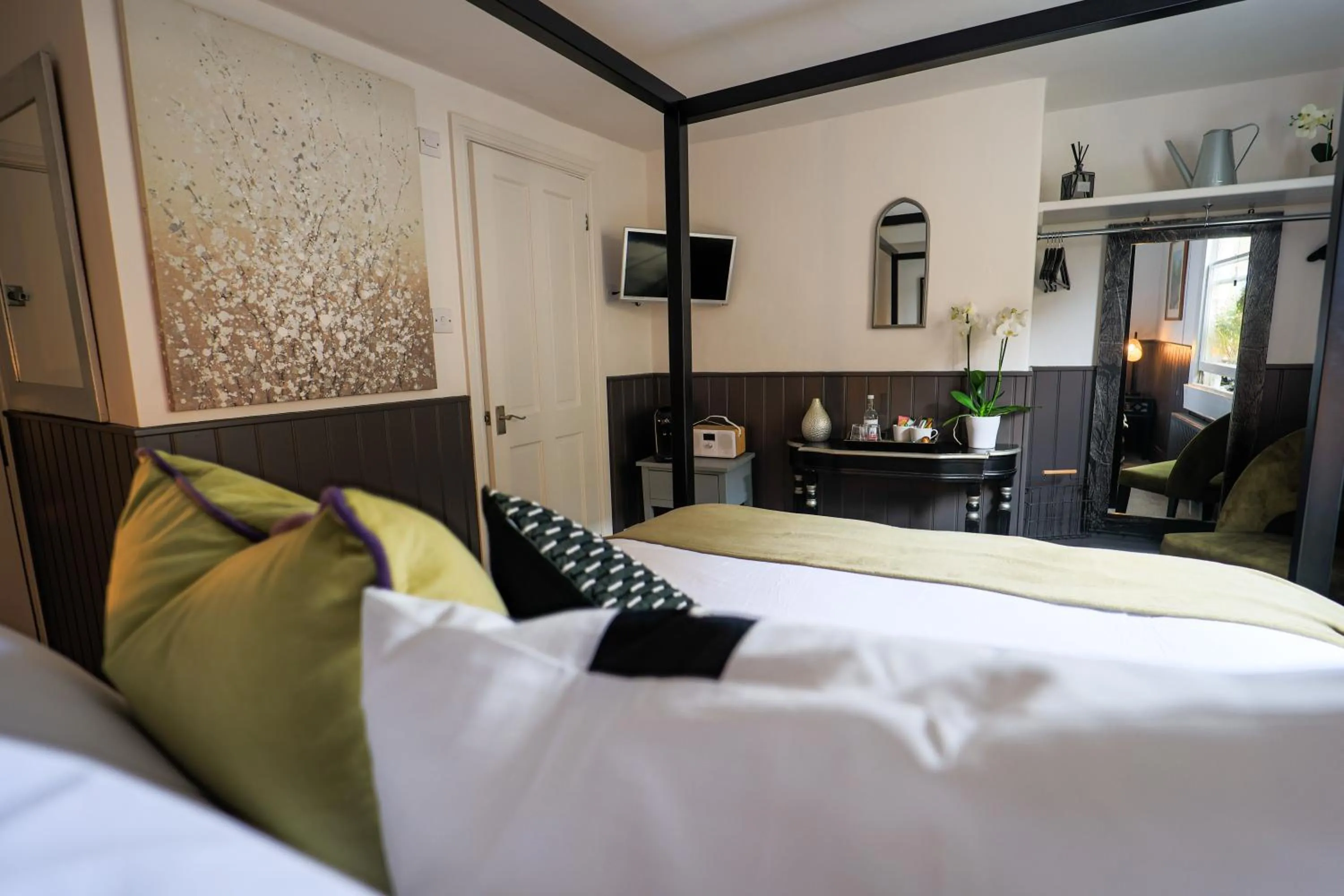 Photo of the whole room, Bed in The Griffin Inn Bath