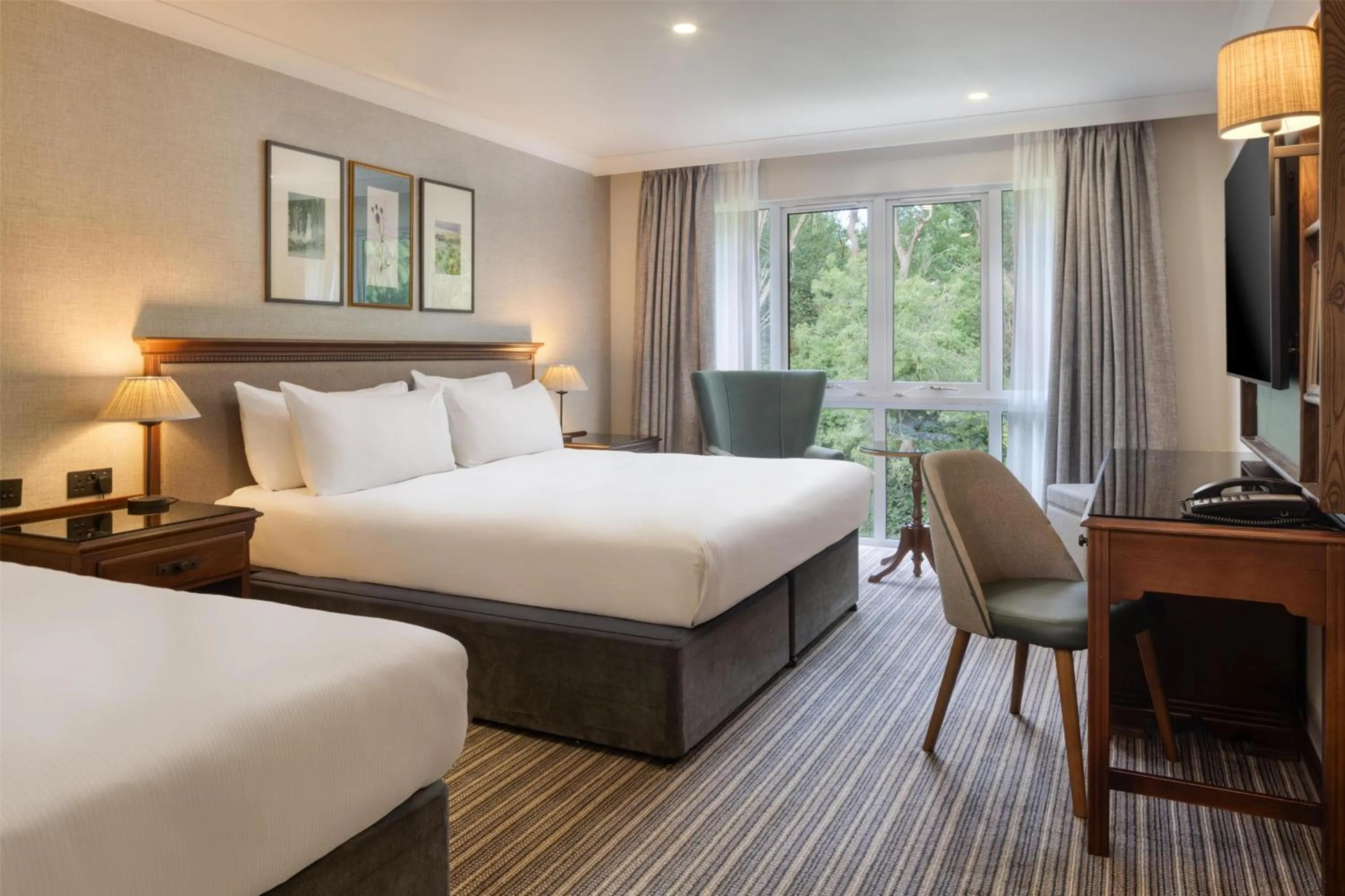 Bed in DoubleTree by Hilton Cheltenham-Cotswolds