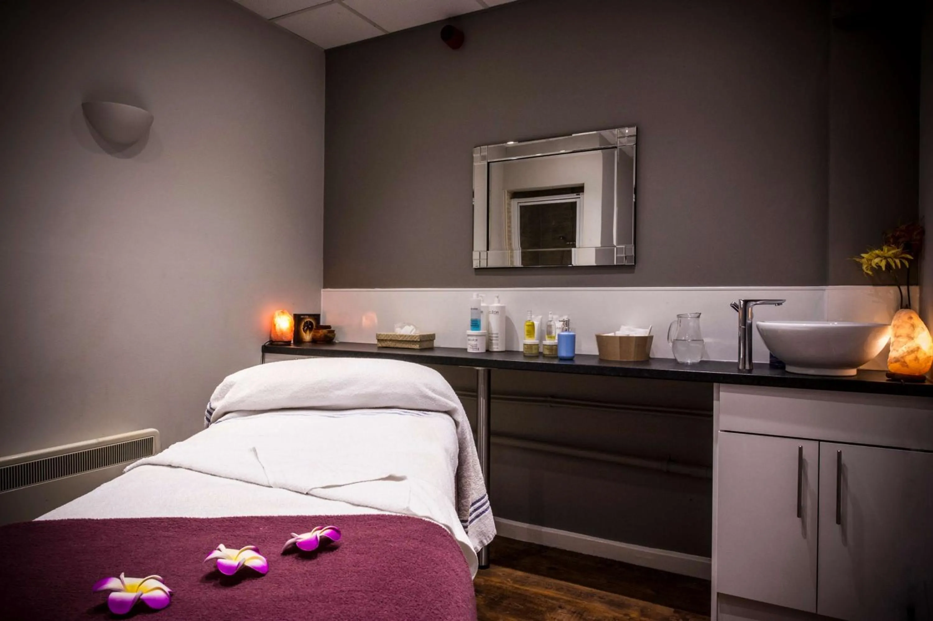 Spa and wellness centre/facilities, Bed in DoubleTree by Hilton Cheltenham-Cotswolds