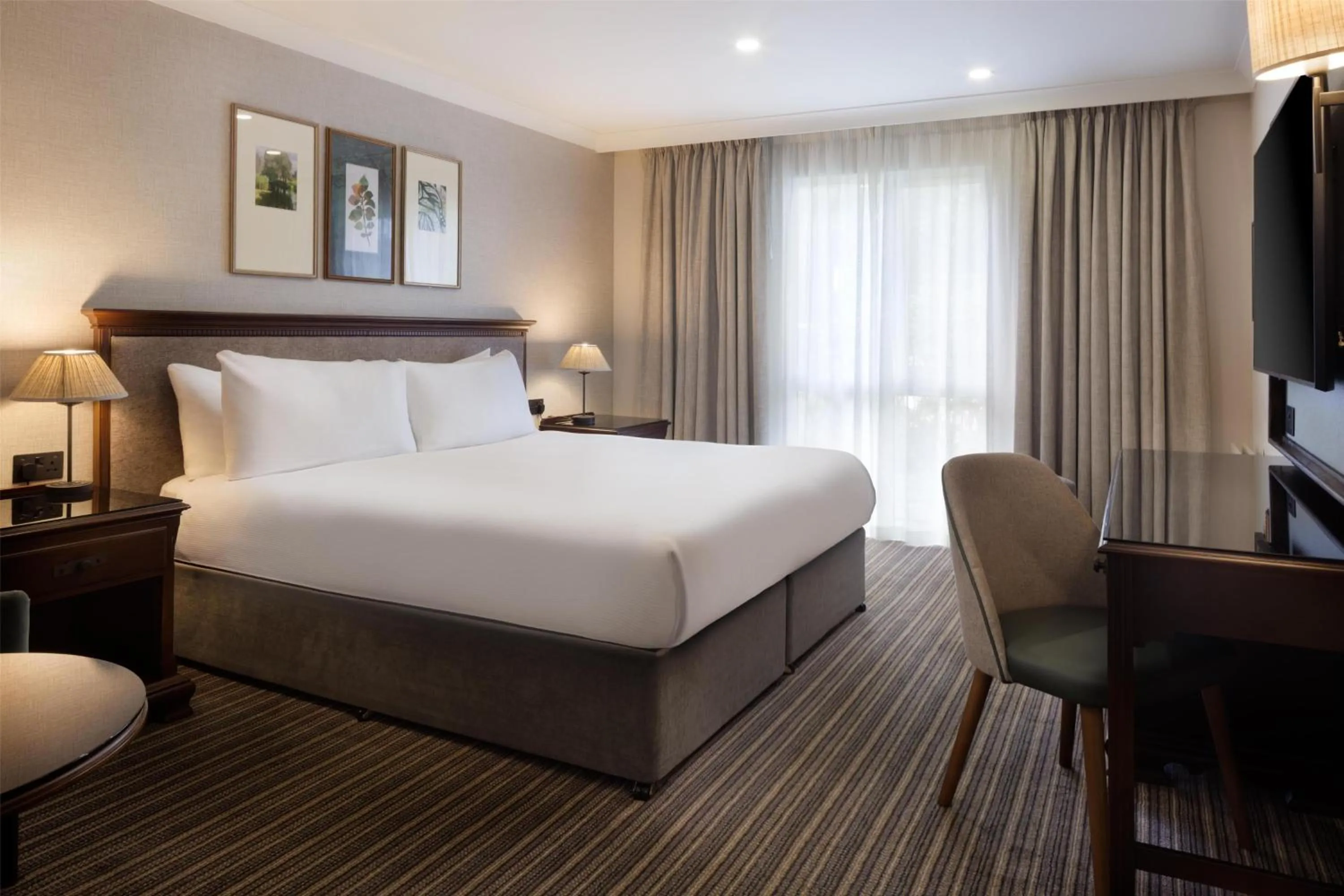 Bed in DoubleTree by Hilton Cheltenham-Cotswolds