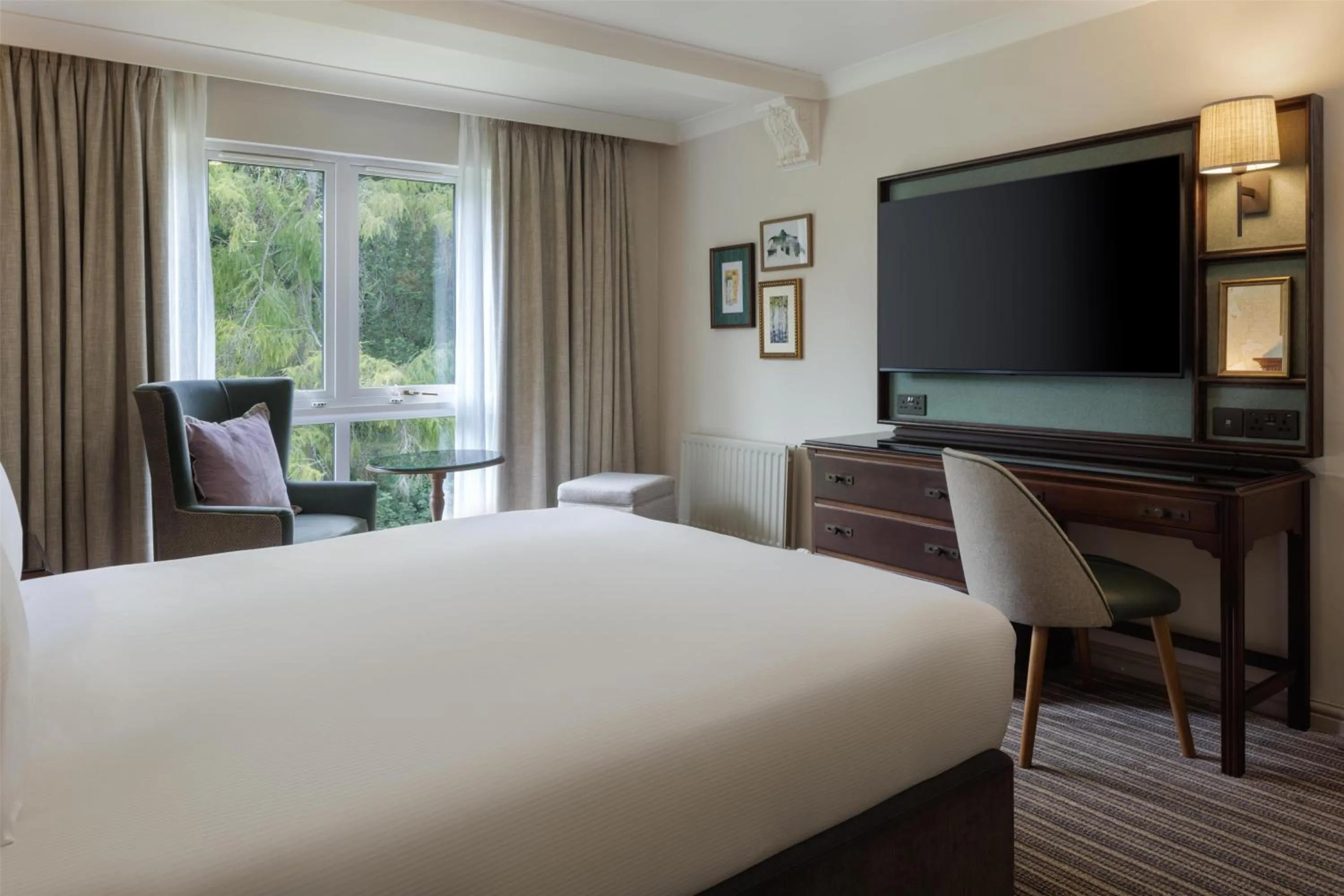 Bed in DoubleTree by Hilton Cheltenham-Cotswolds