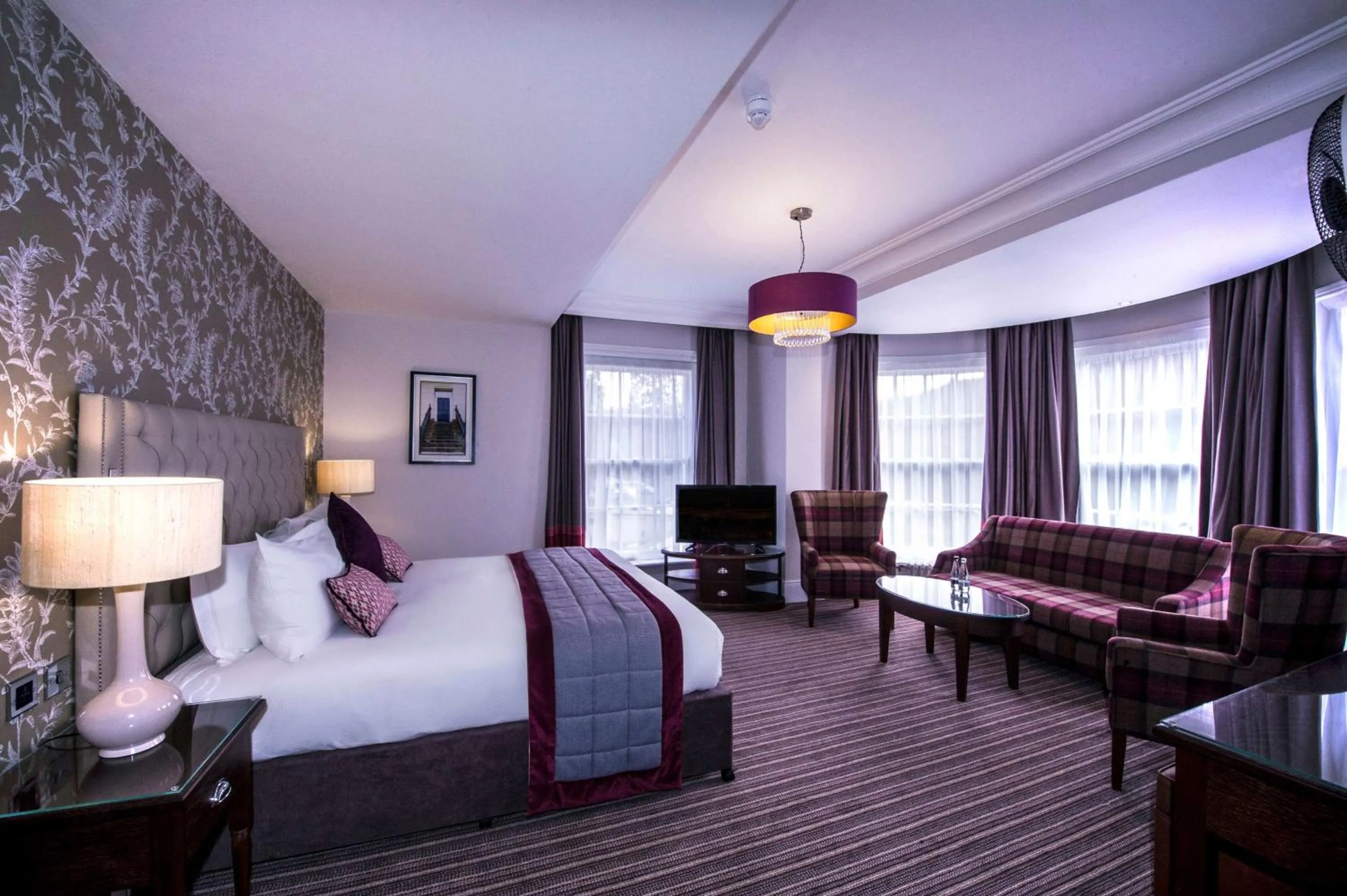 Bed in DoubleTree by Hilton Cheltenham-Cotswolds