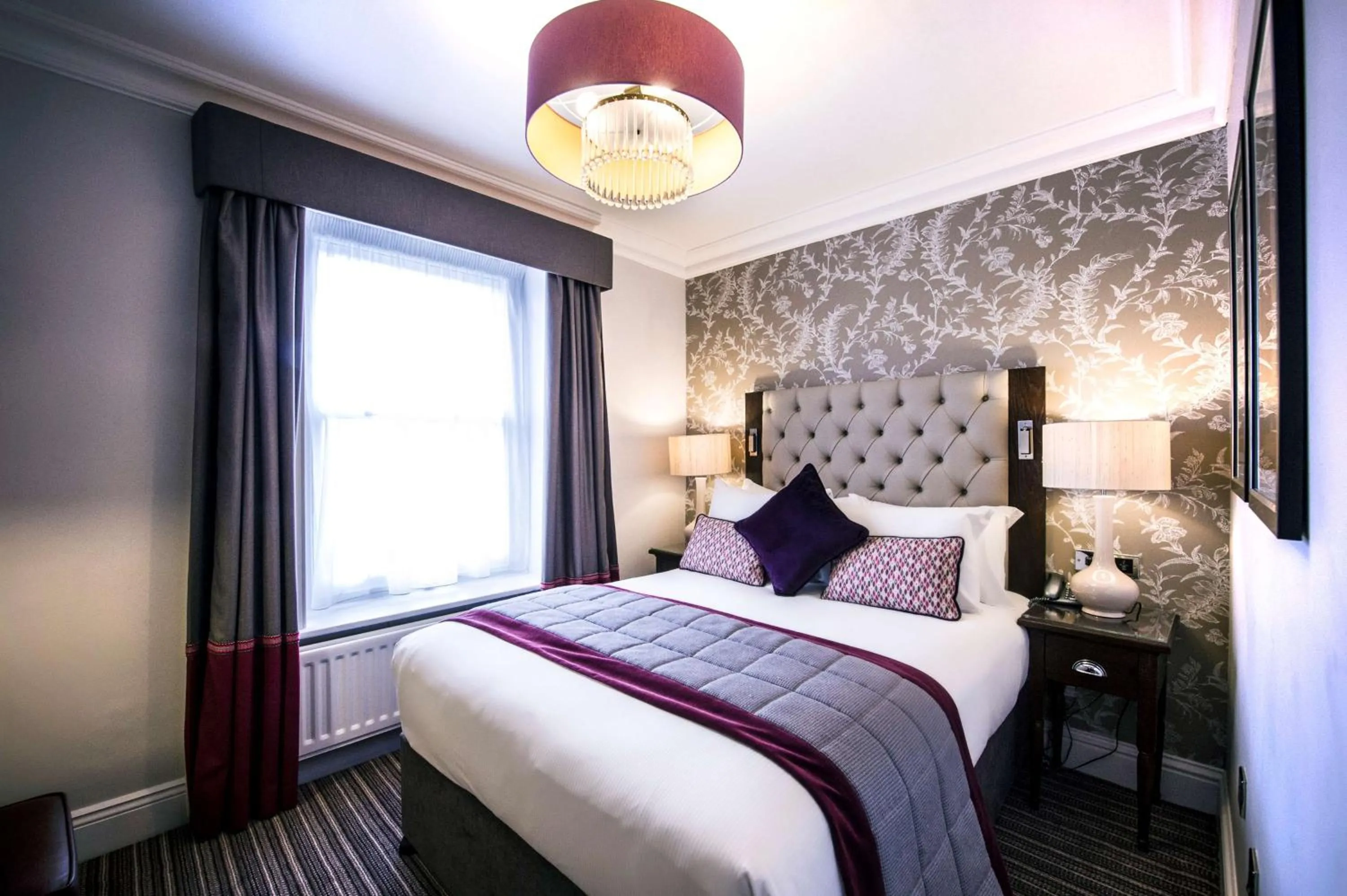 Bed in DoubleTree by Hilton Cheltenham-Cotswolds