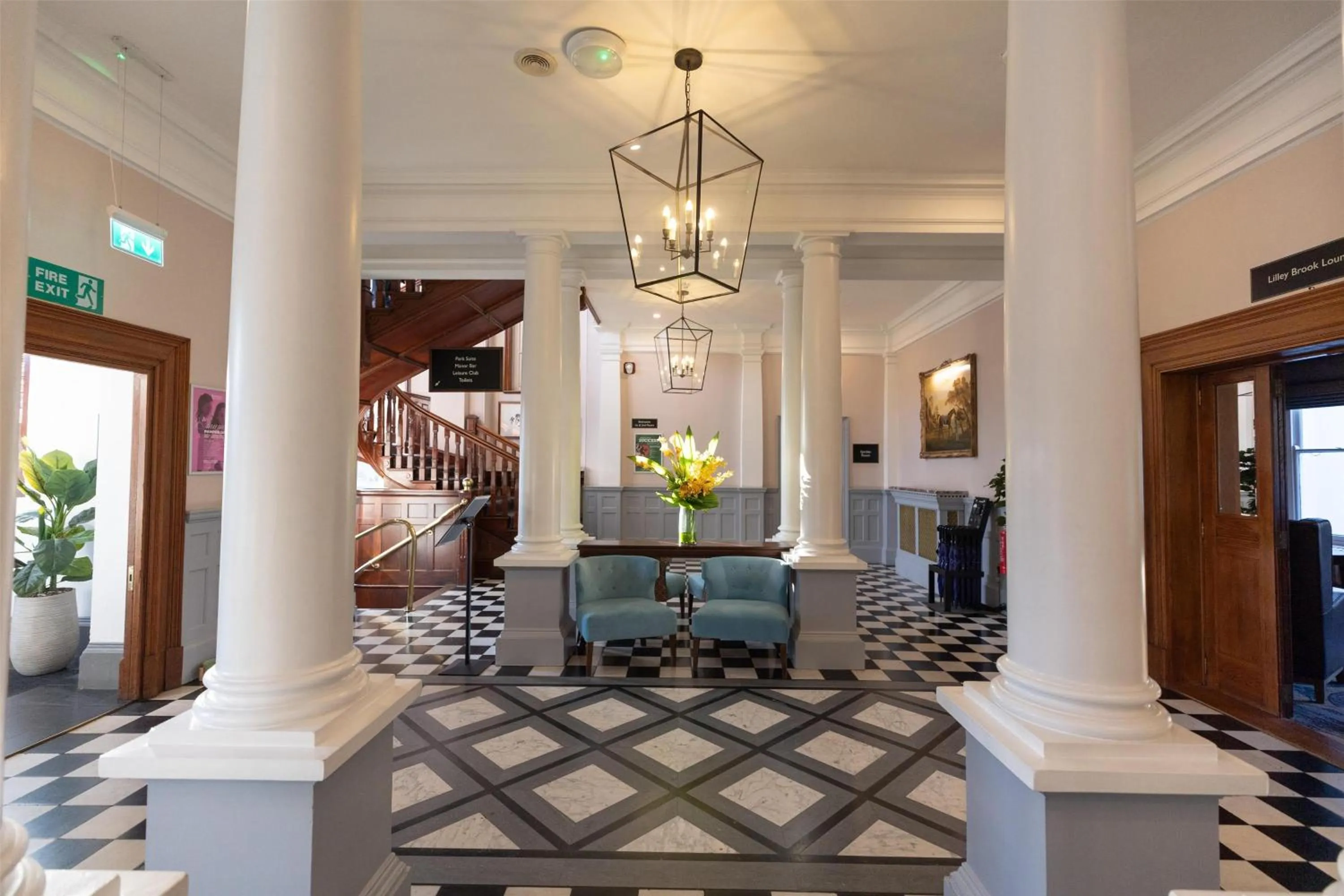 Lobby or reception in DoubleTree by Hilton Cheltenham-Cotswolds