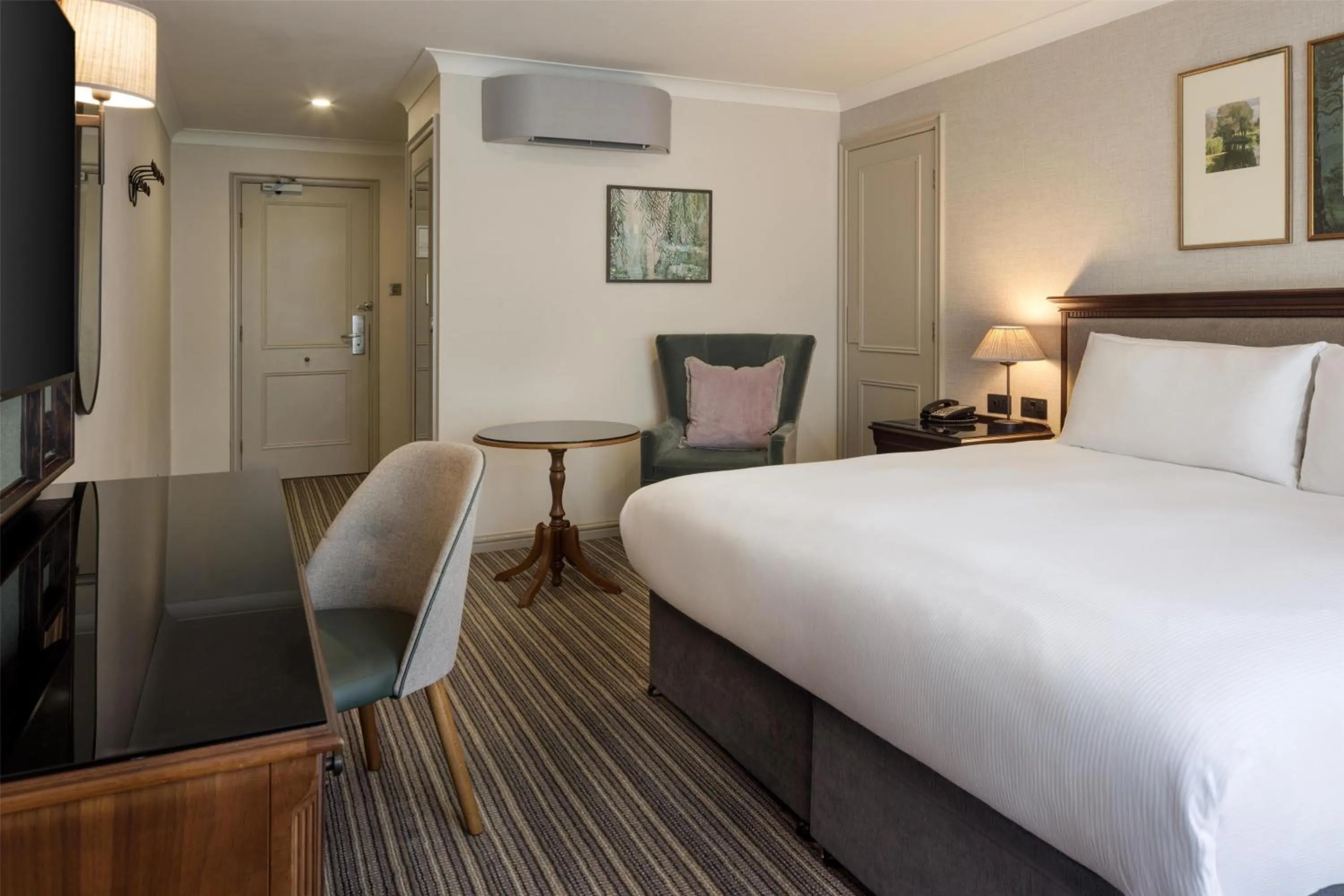 Bed in DoubleTree by Hilton Cheltenham-Cotswolds