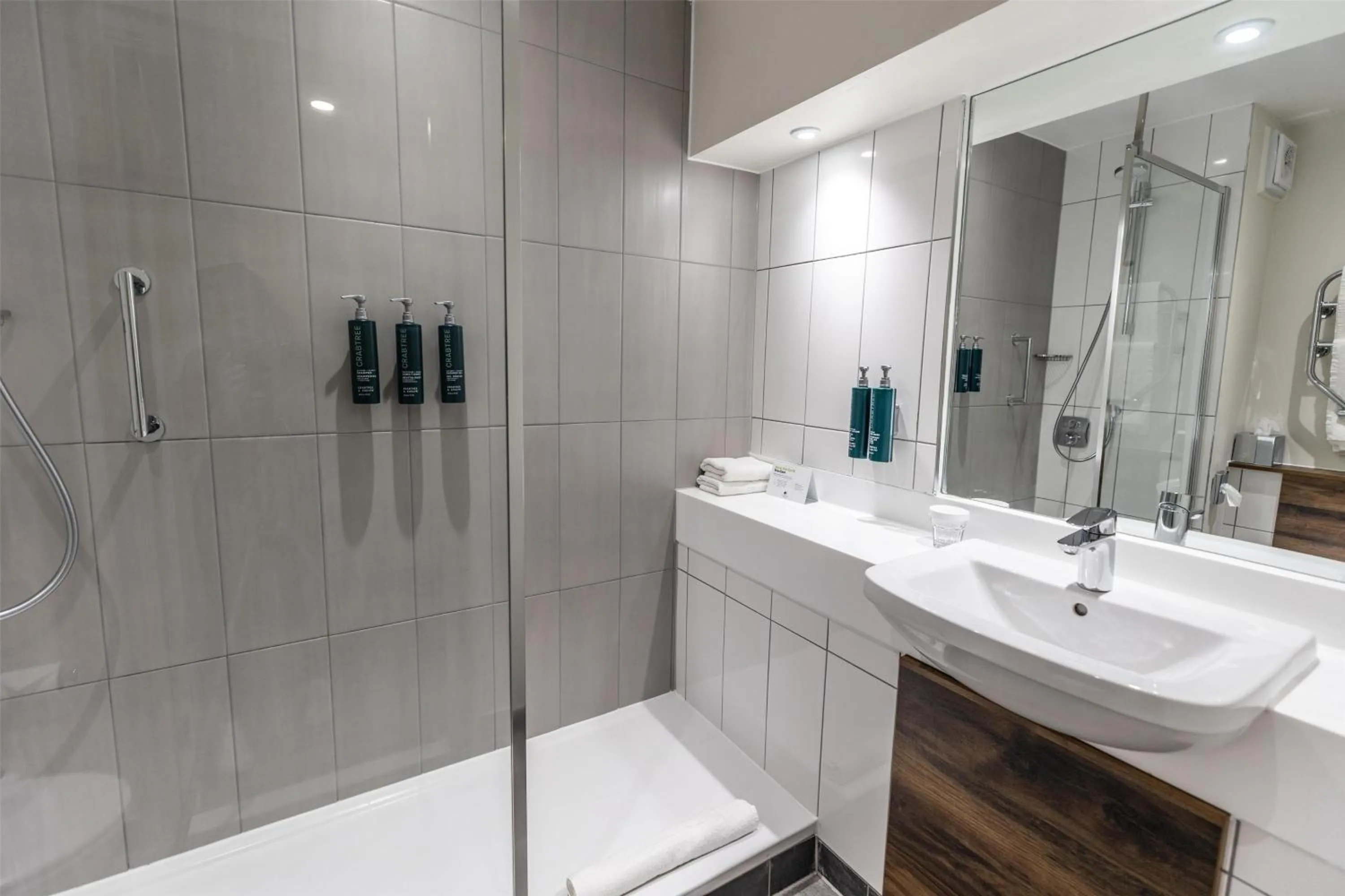 Bathroom in DoubleTree by Hilton Cheltenham-Cotswolds