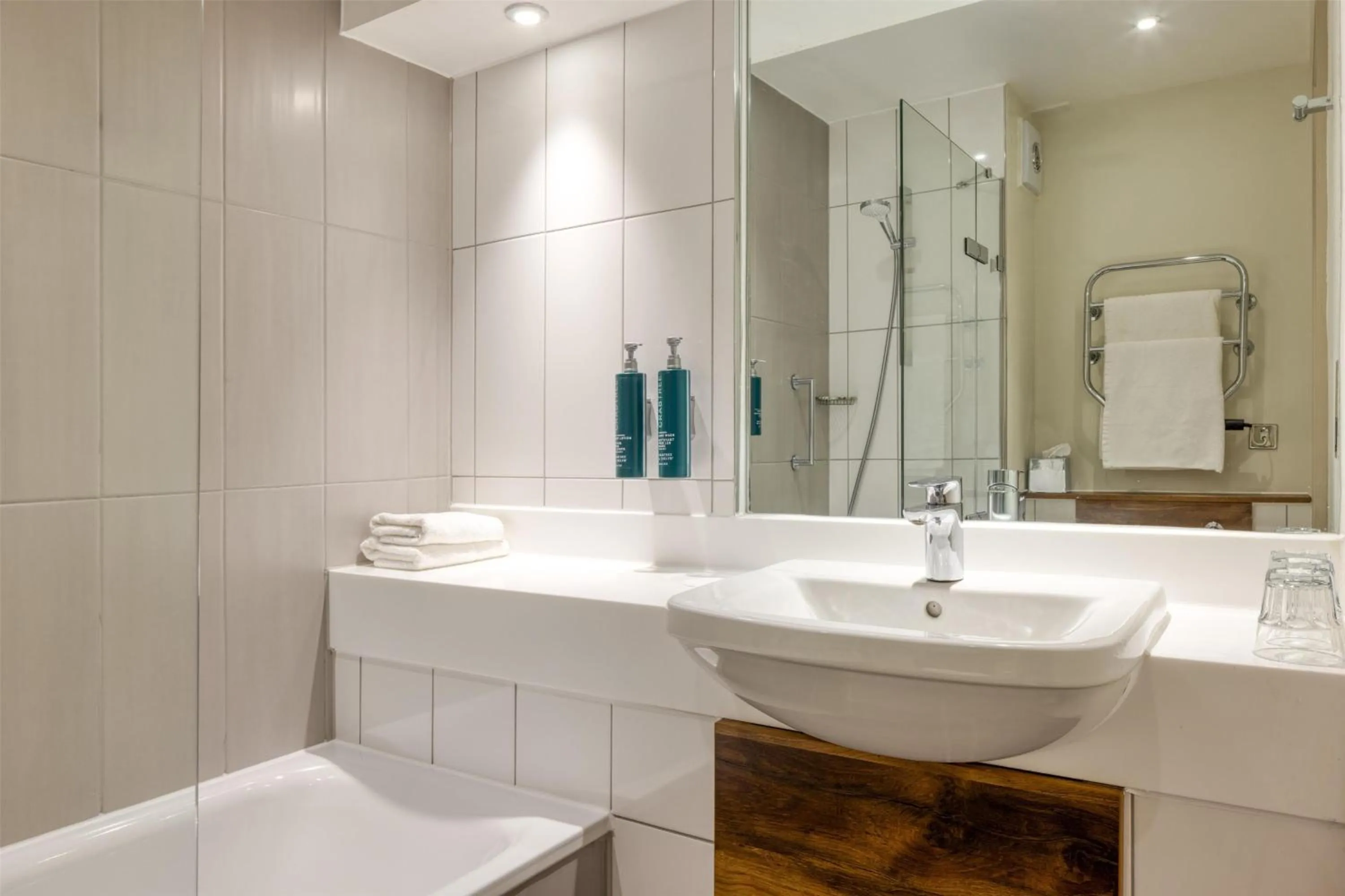 Bathroom in DoubleTree by Hilton Cheltenham-Cotswolds