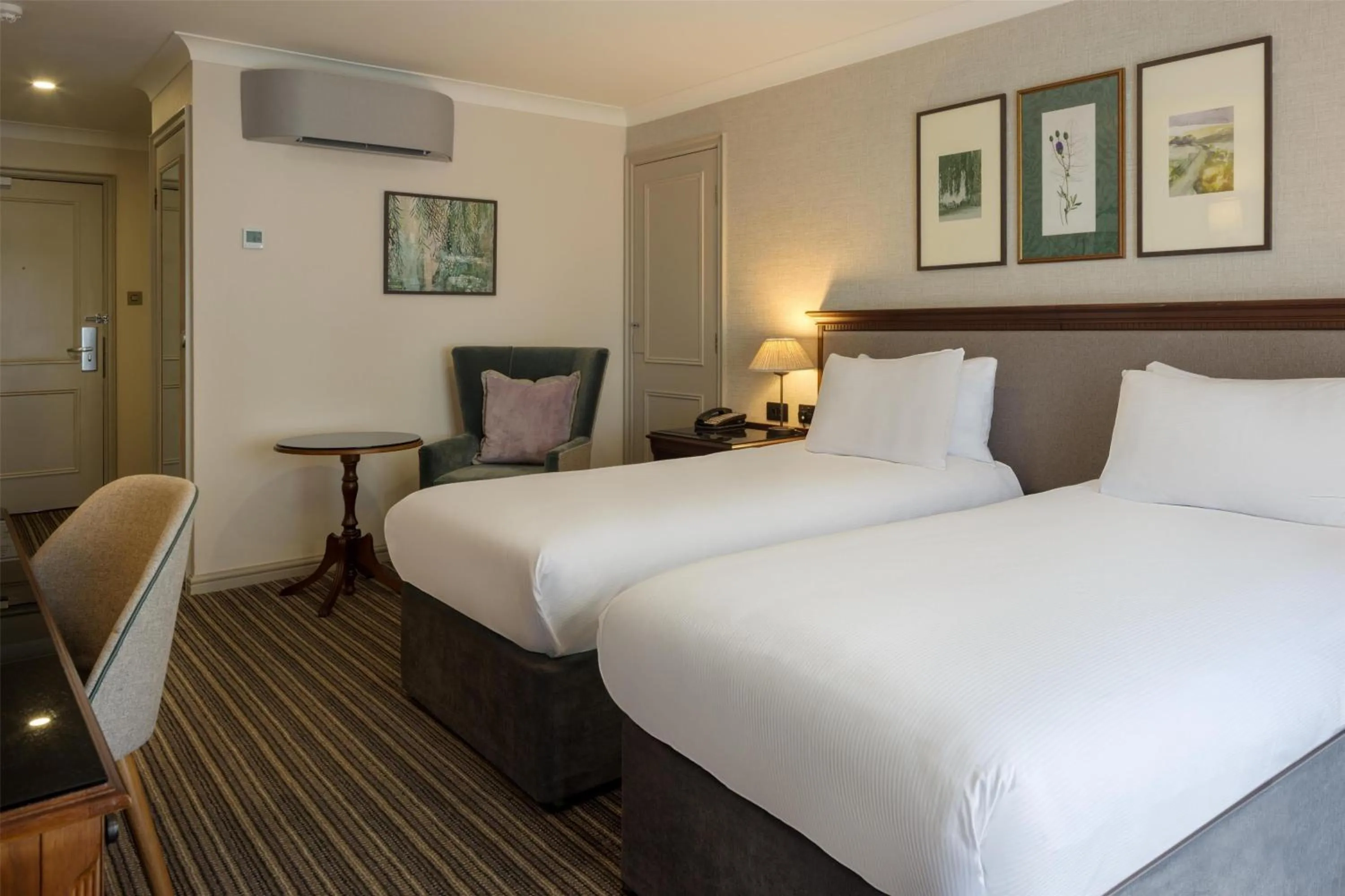 Bed in DoubleTree by Hilton Cheltenham-Cotswolds