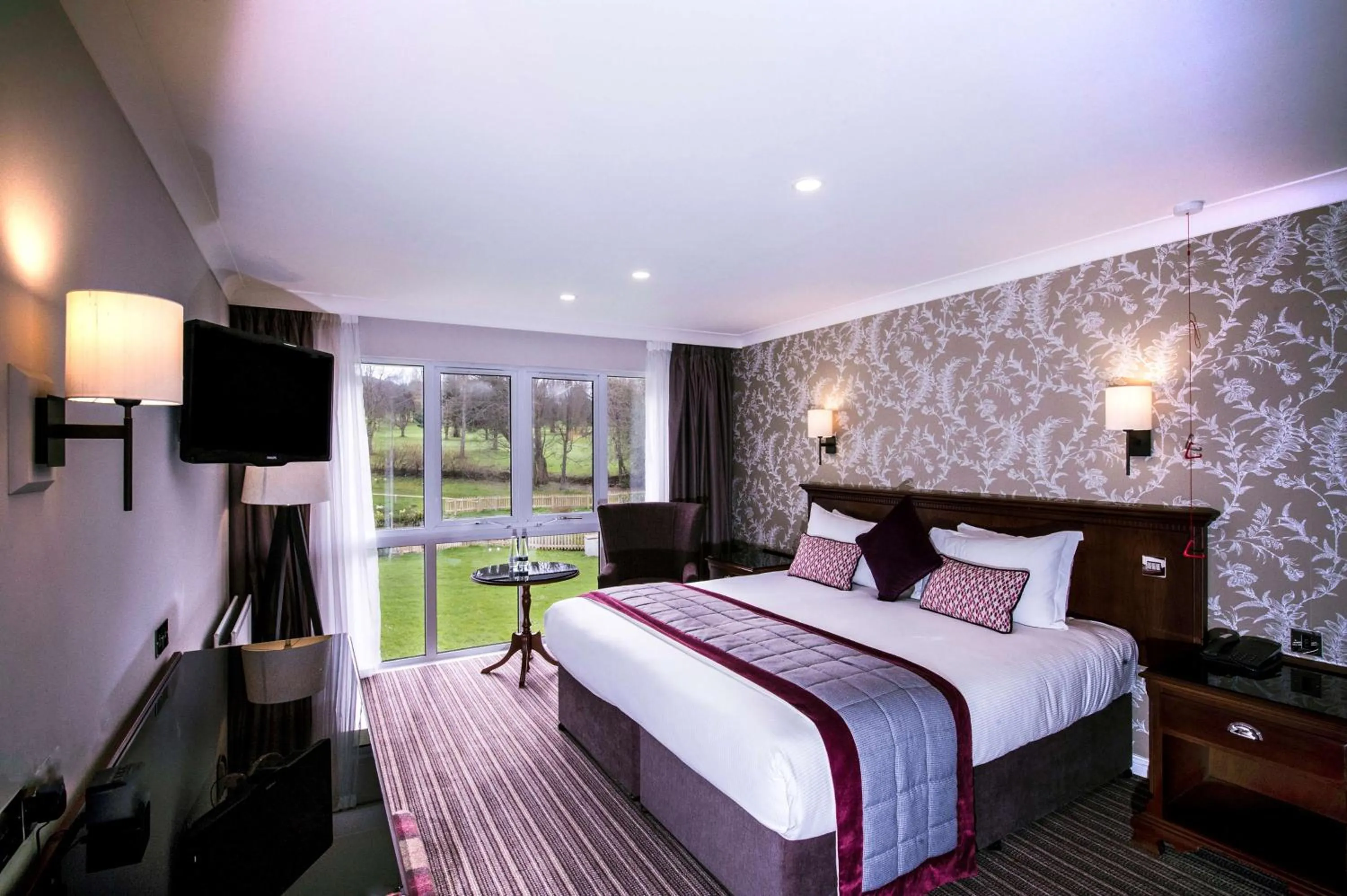 Bed in DoubleTree by Hilton Cheltenham-Cotswolds