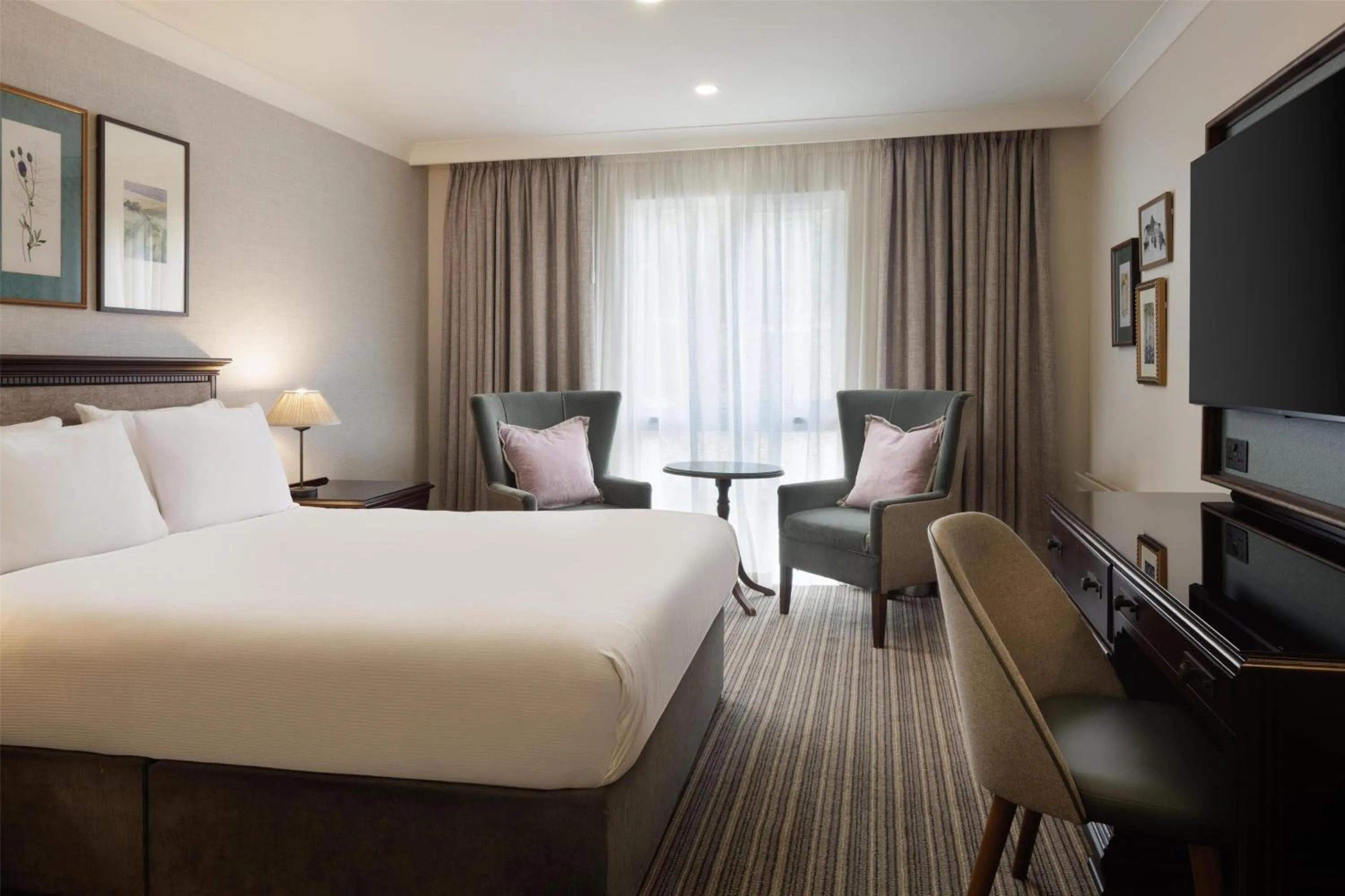 Bed in DoubleTree by Hilton Cheltenham-Cotswolds