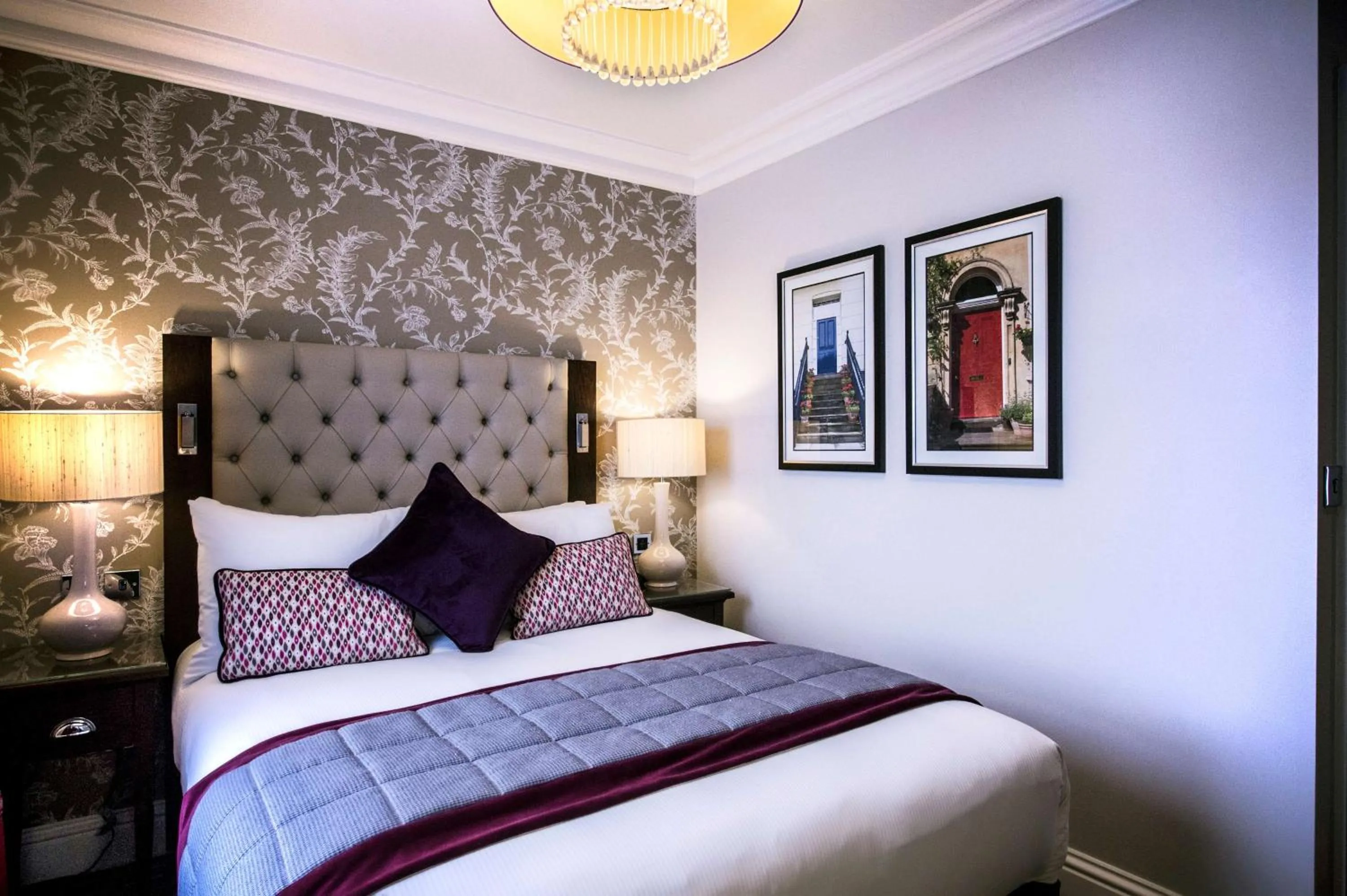 Bed in DoubleTree by Hilton Cheltenham-Cotswolds
