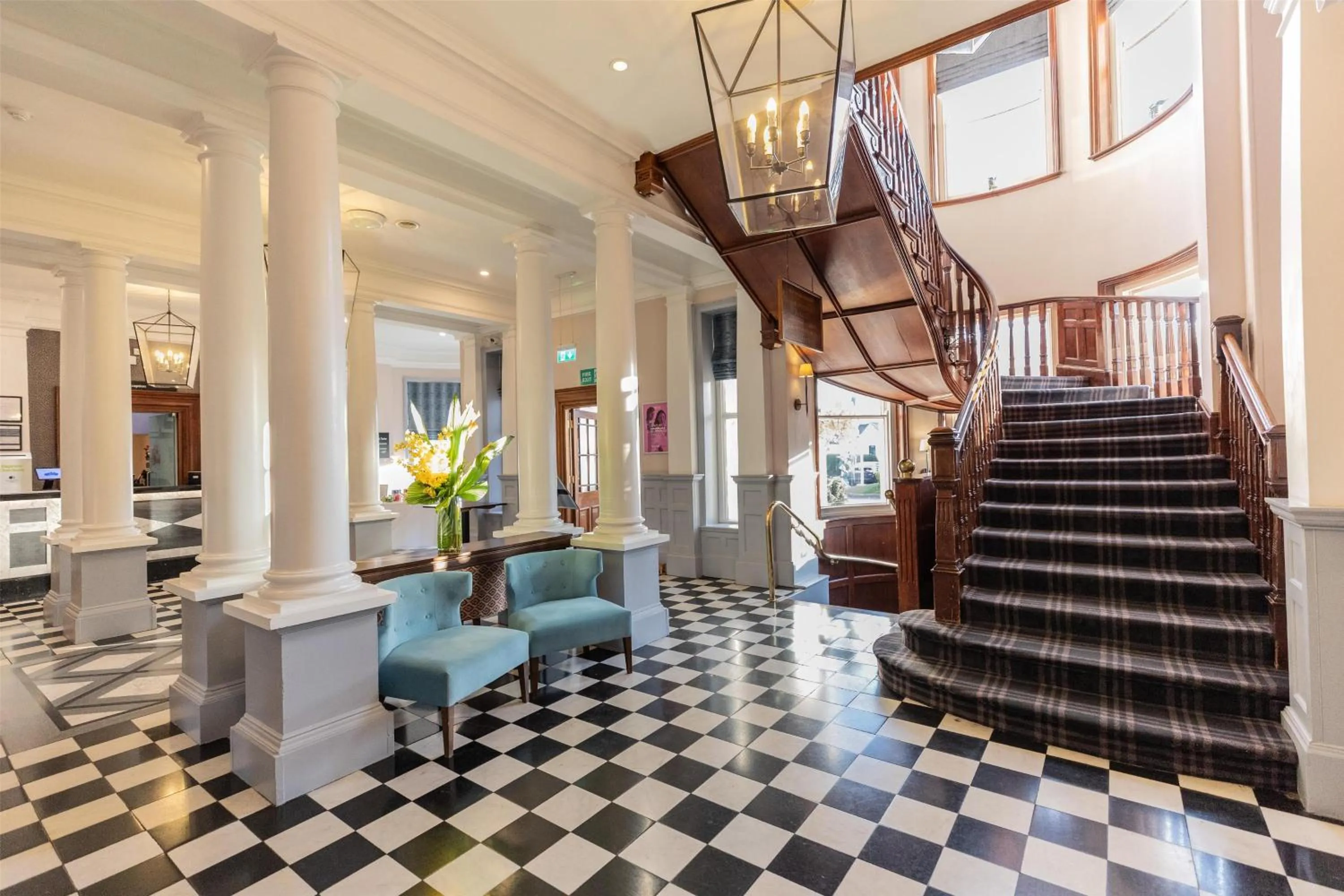 Lobby or reception in DoubleTree by Hilton Cheltenham-Cotswolds