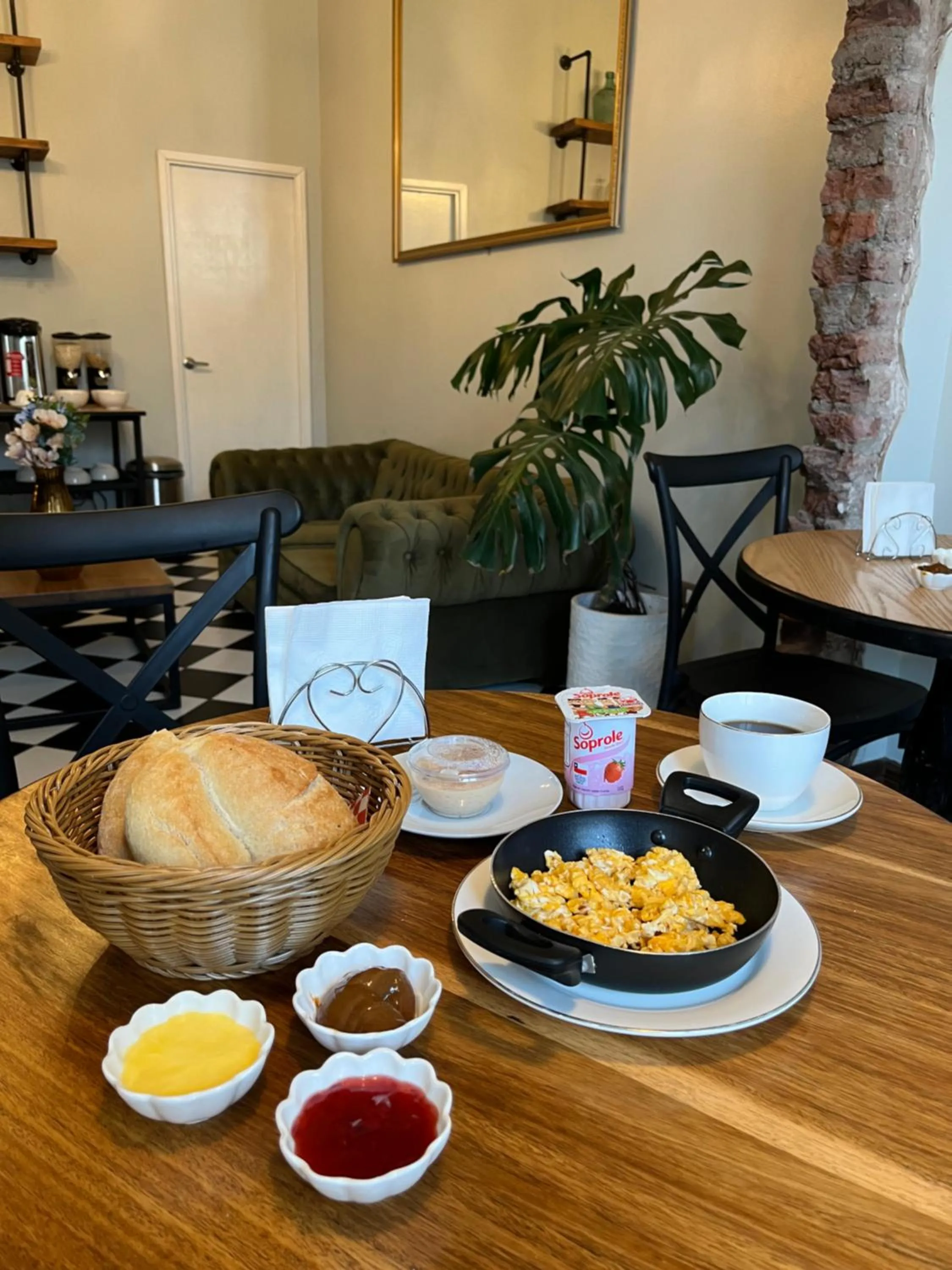 Breakfast in Hotel Casa Aure