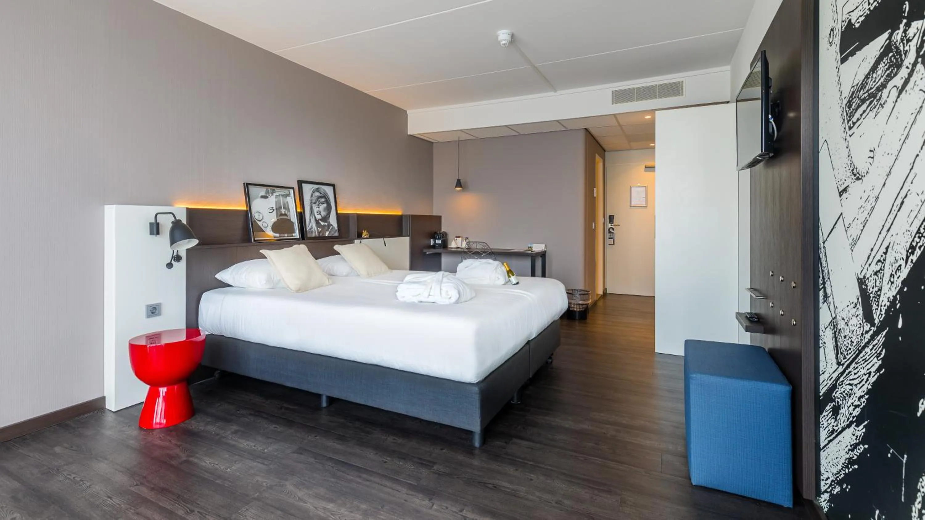 Bedroom, Bed in Postillion Amersfoort Veluwemeer