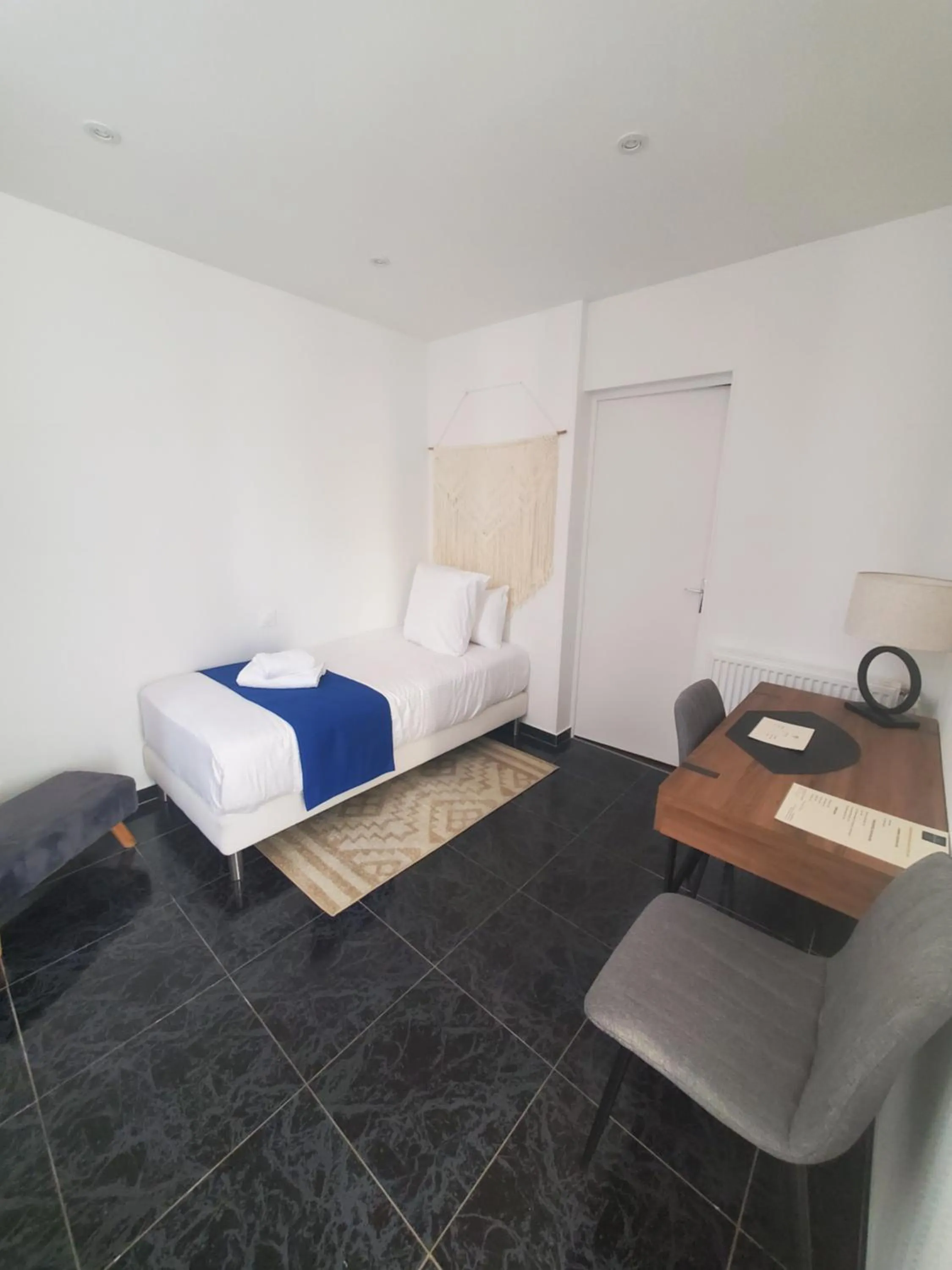 Living room, Bed in Logis Hôtel Belle Etoile Vichy