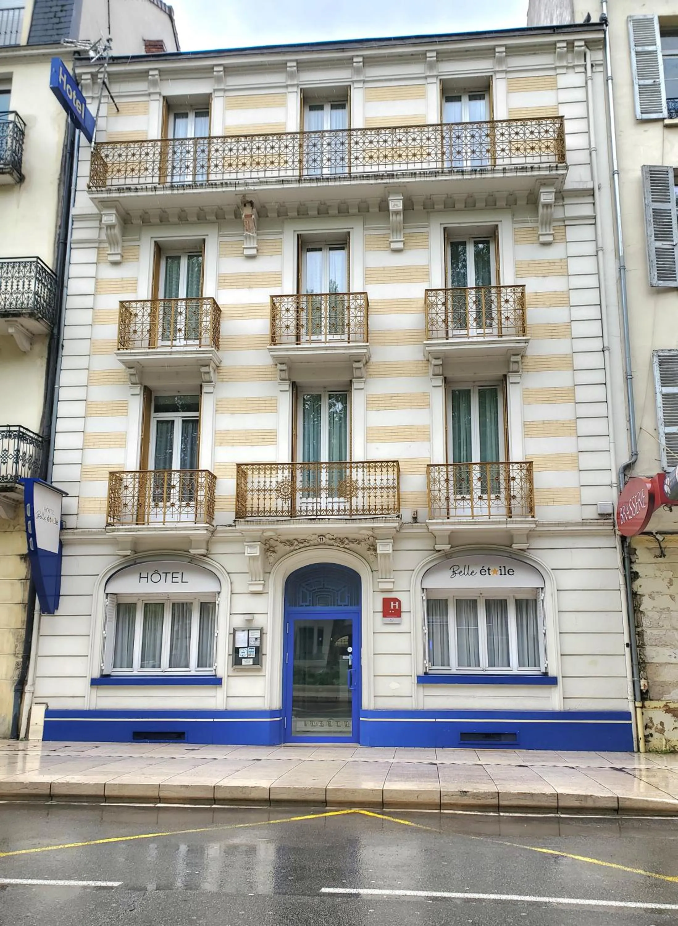 Property building in Logis Hôtel Belle Etoile Vichy